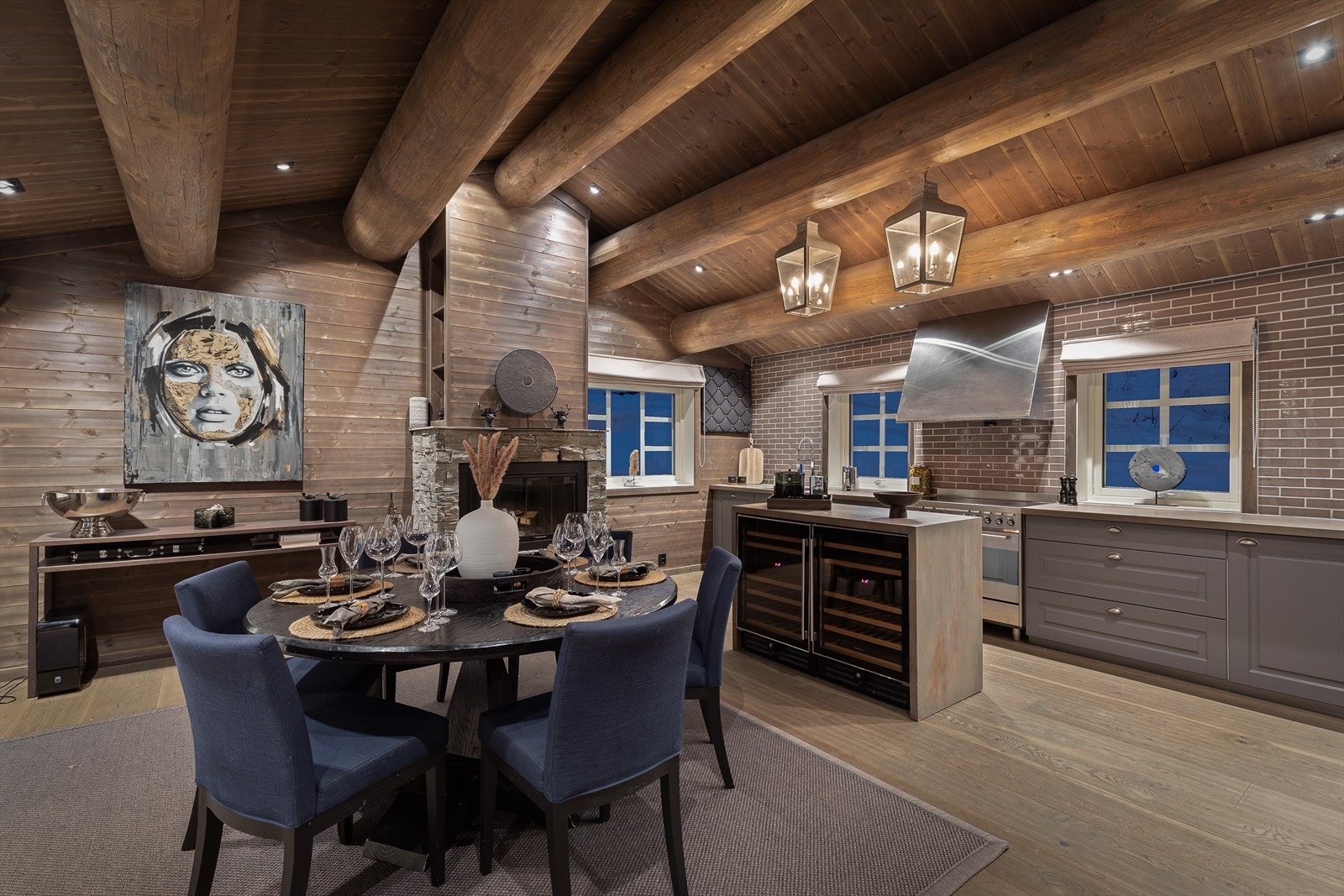 Lekkert og godt utstyrt kjøkken med profilerte frontar, benkeplate i heiltre og innebygde kvitevarer. Galleribilde