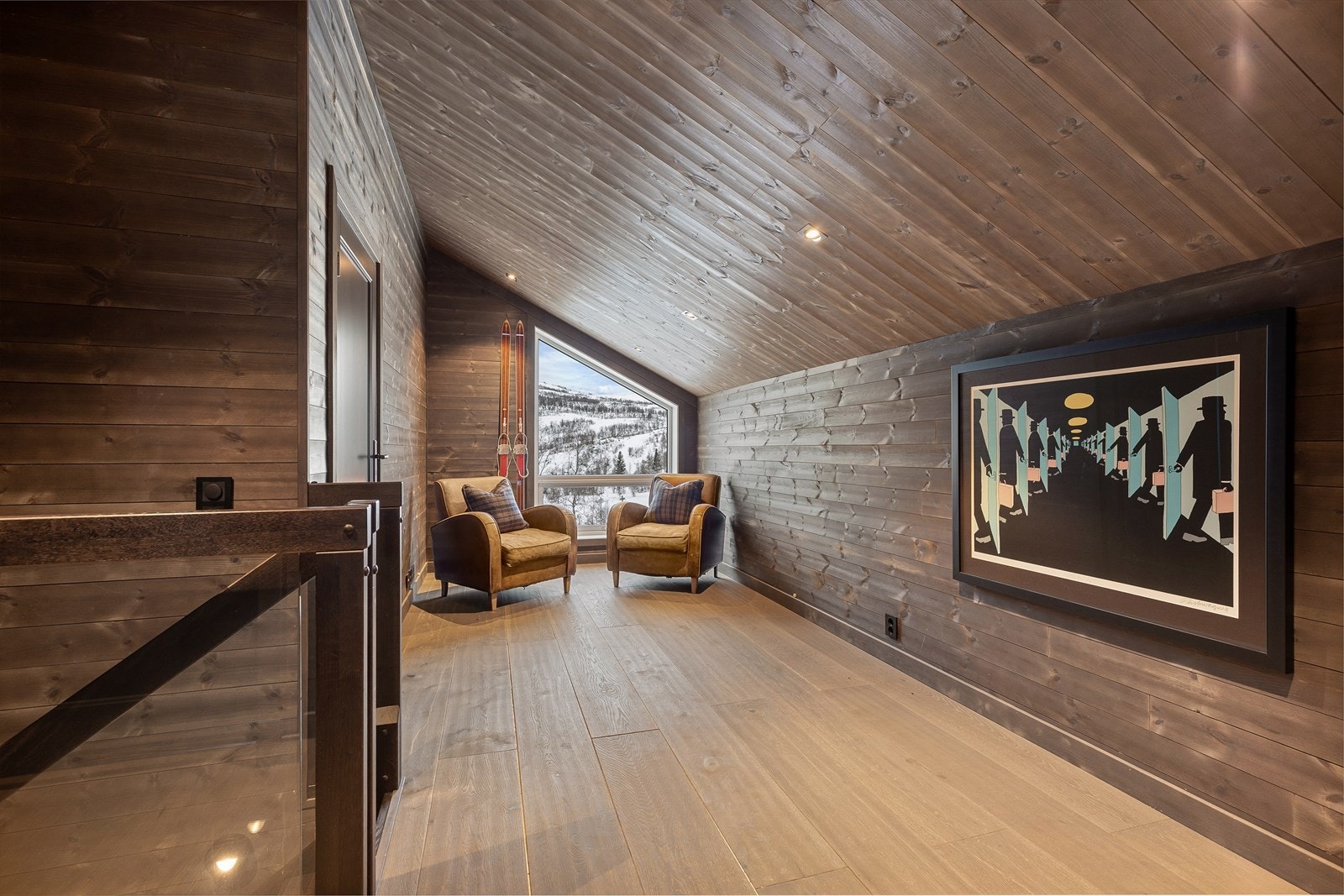 Opp trappa kjem ein til ei koseleg loftstove. Galleribilde