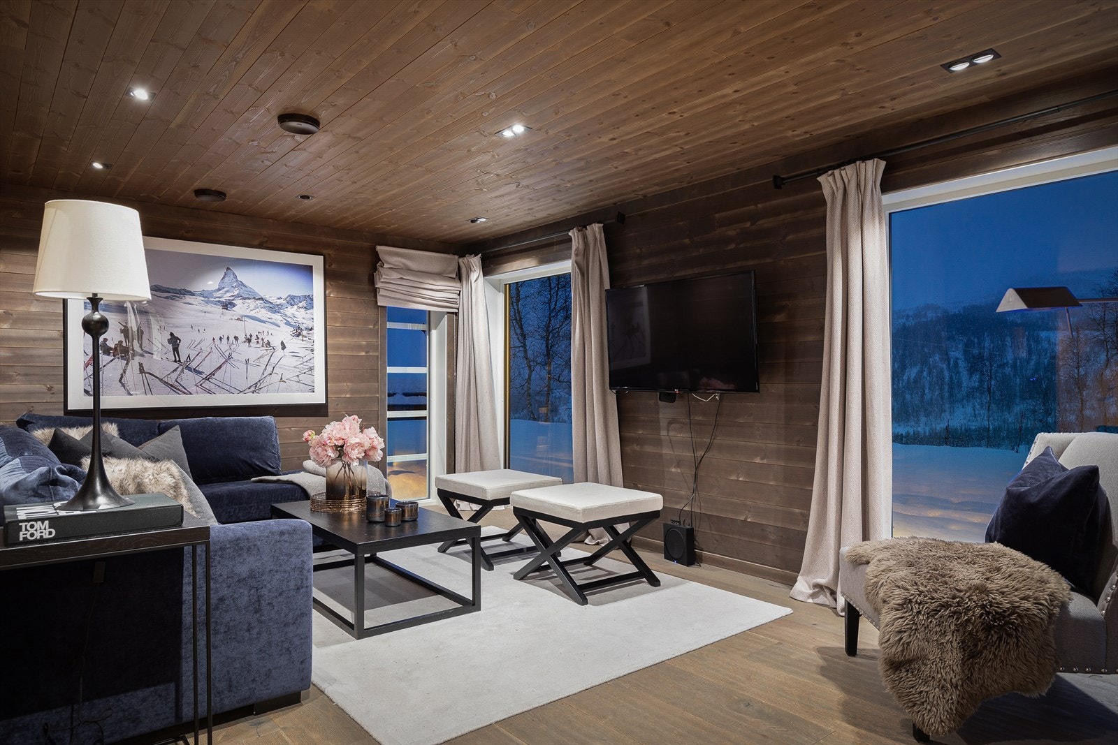 Når kvelden nærmar seg, kan ein slappe av i den koselege sofakroken og nyte utsikta av Hodlekve og skitrekket. Galleribilde