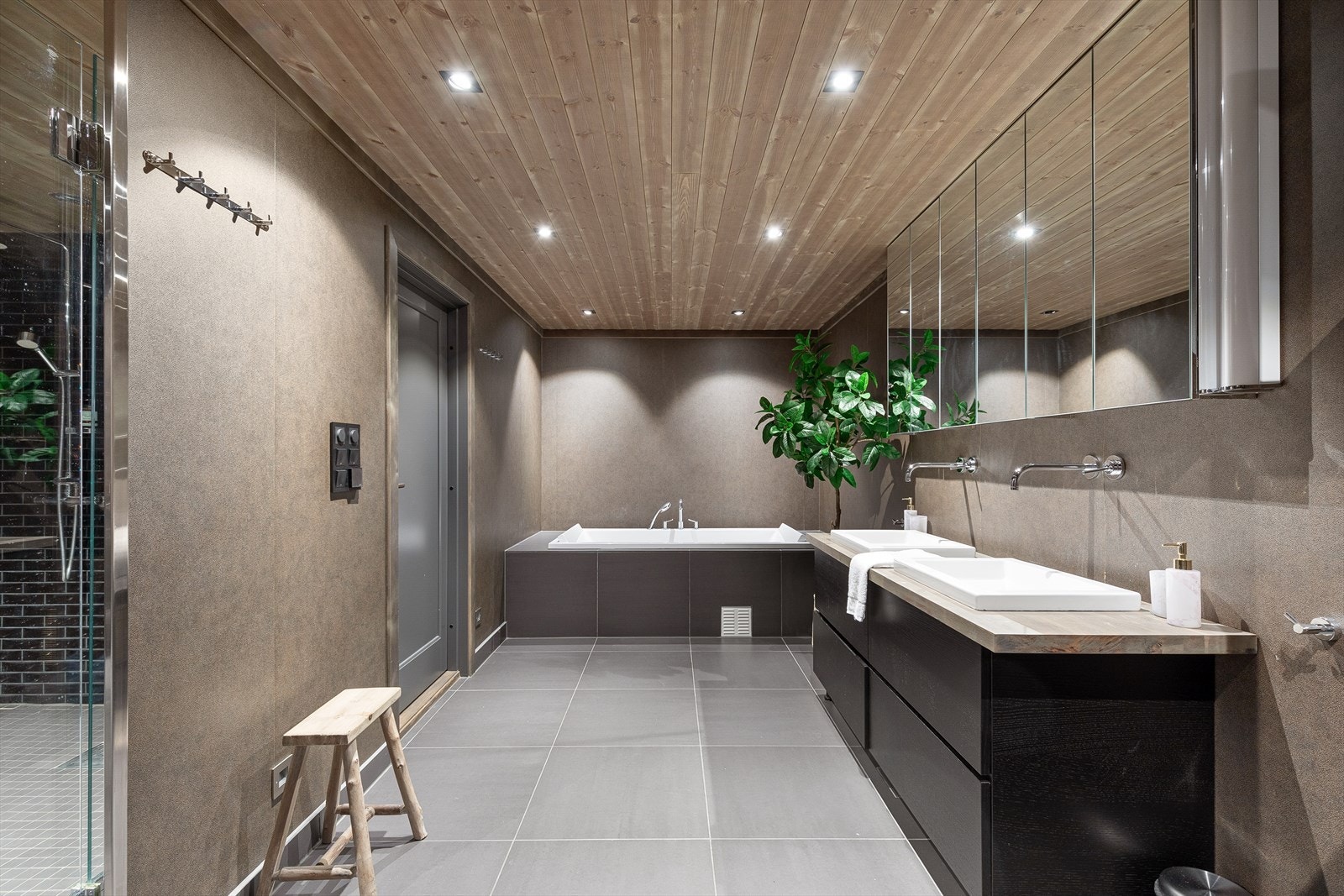 Badet byr ellers på eit innflisa badekar, vegghengt wc, dobbelvask med innreiing... Galleribilde