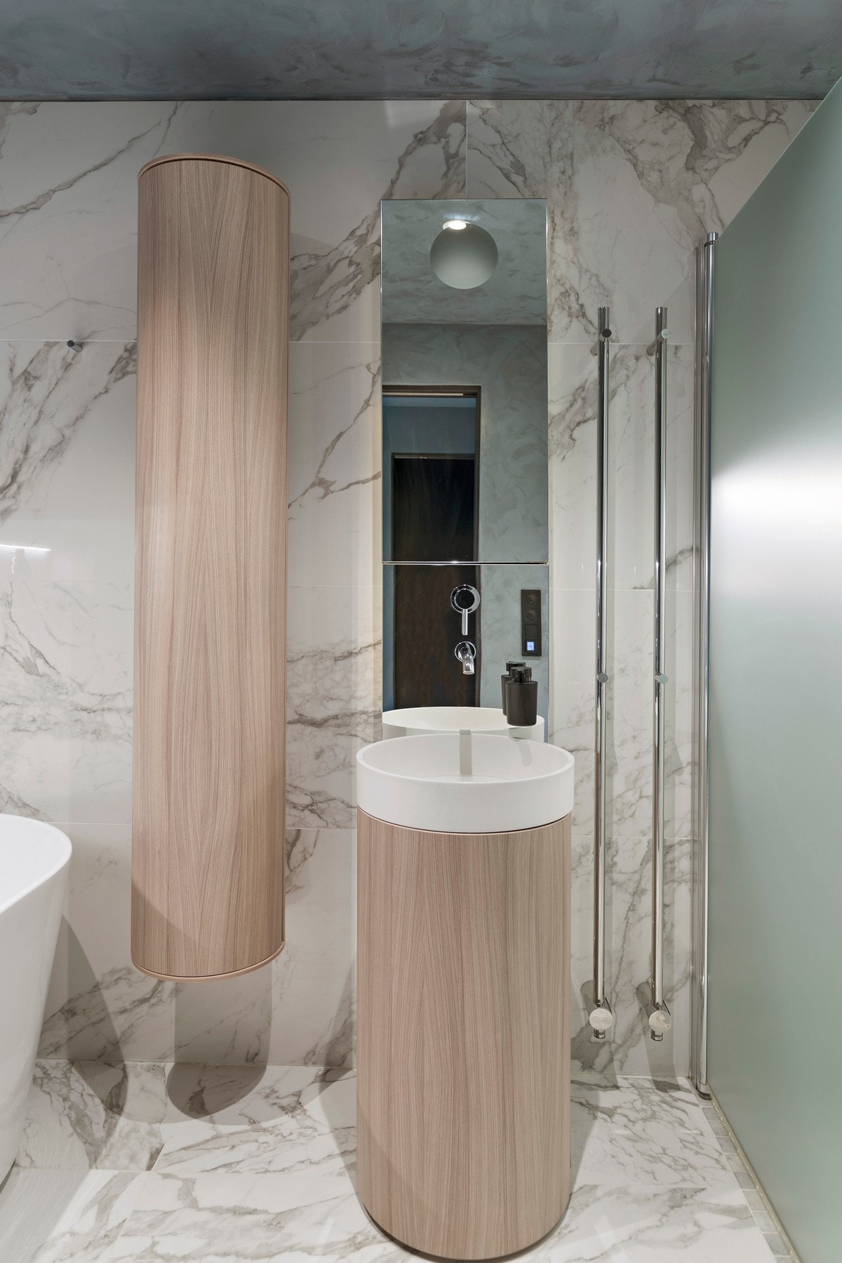 Italiensk designinnredning med veggarmatur og servant i kompositt. Galleribilde