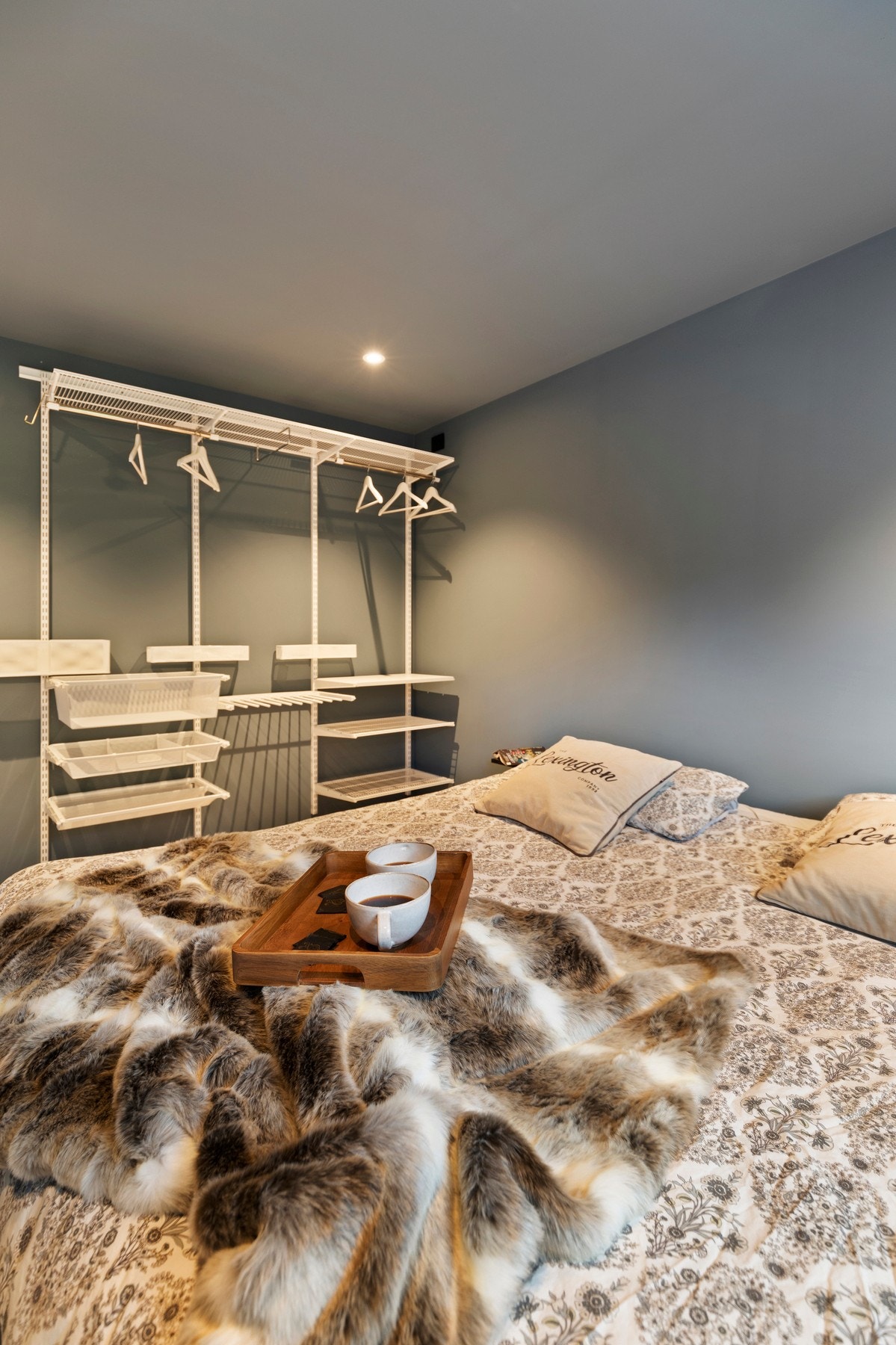 Begge soverommene har gulvvarme og medfølgende garderobesystem fra Elfa. Galleribilde