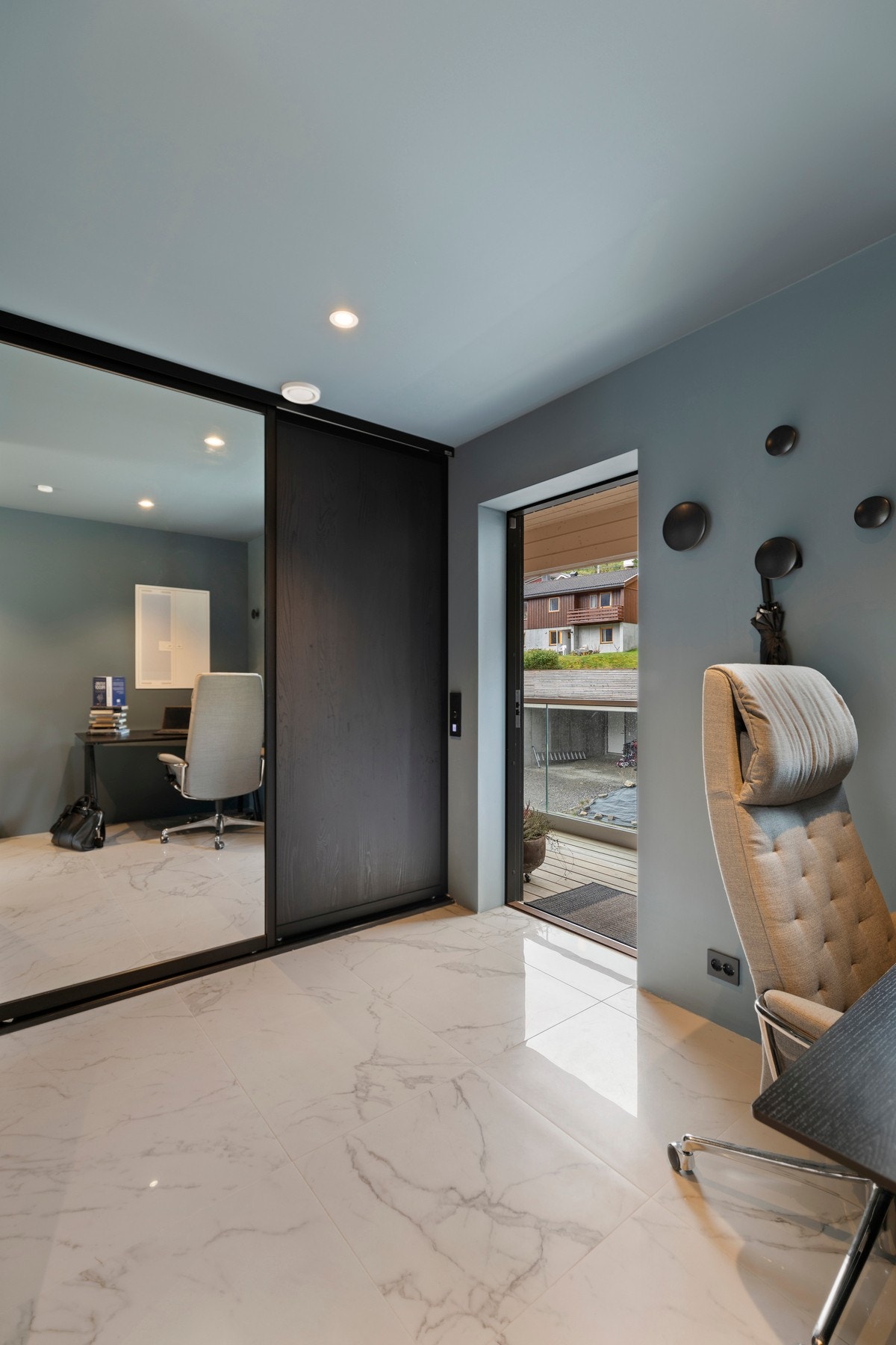 Leiligheten har romslig entre med marmorflis på gulv. Bak skyvedørene er det, sluk, opplegg for vaskemaskin, ventilasjonsenhet, samt varmtvannsbereder og oppbevaringsplass. Galleribilde