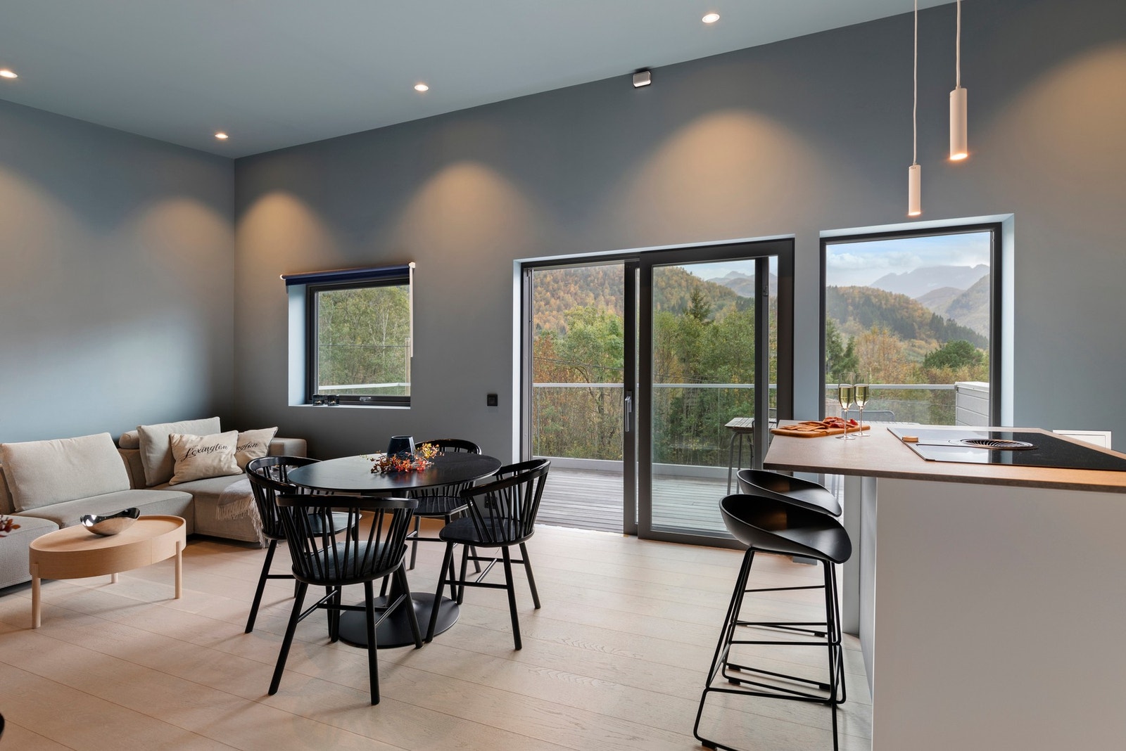 Lys og trivelig stue med 1-stavs eikeparkett castle plank fra Boen på gulv og tidsriktige veggoverflater i gips. Galleribilde