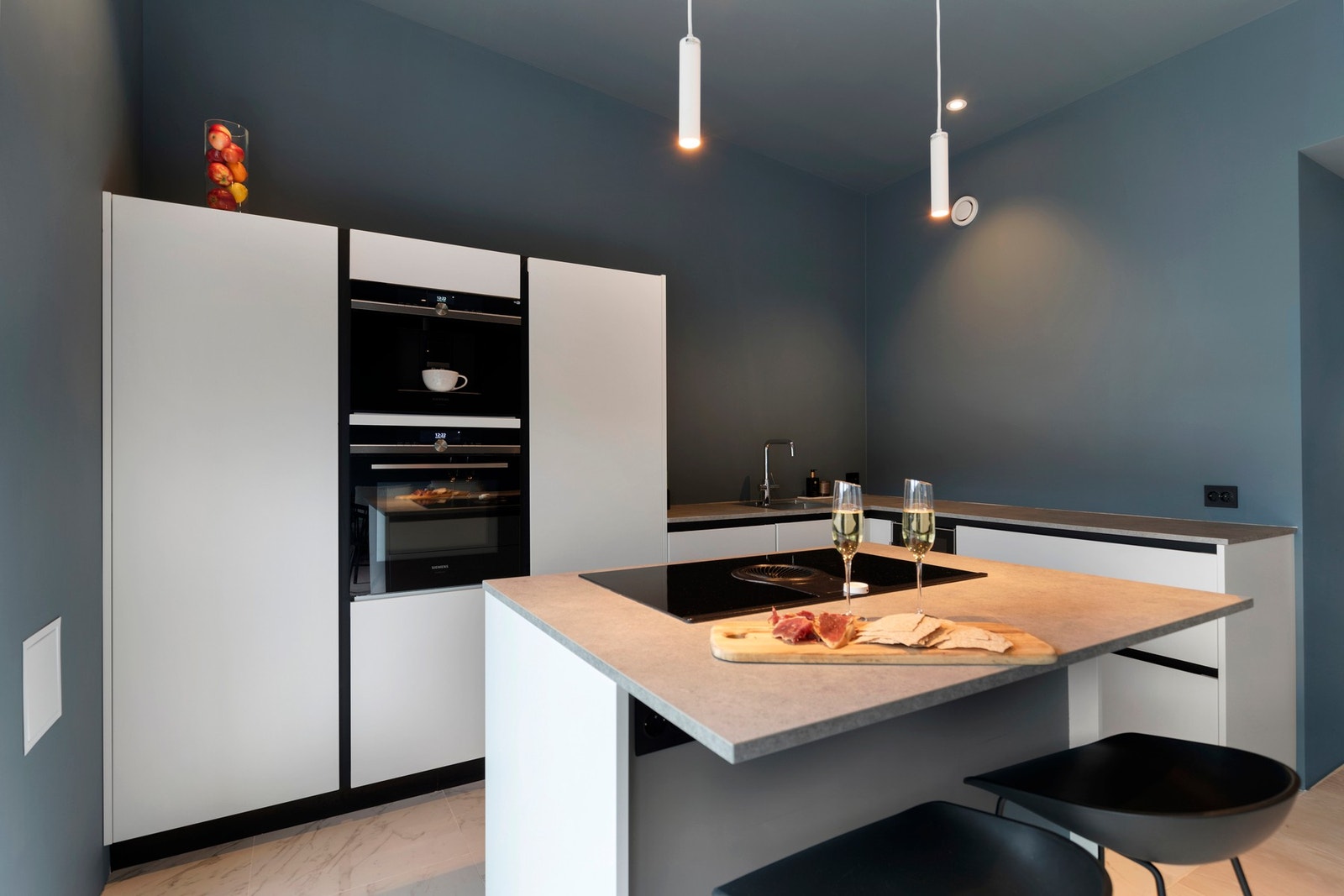 Videre inneholder innredningen laminat benkeplate, komfyrvakt, kjøkkenøy med spiseplasser og stekeovn med benkeventilator, samt integrerte hvitevarer; kjøleskap med frysedel, oppvaskmaskin, kombinert damp-/stekeovn, vinskap, kaffemaskin og mikrobølgeovn. Galleribilde