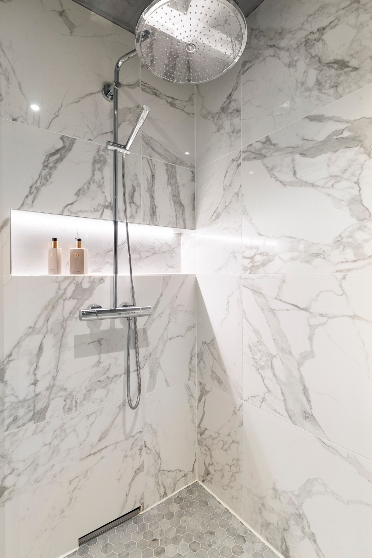 Rainshower 400mm dusj med veggsluk for et bedre designuttrykk. Galleribilde