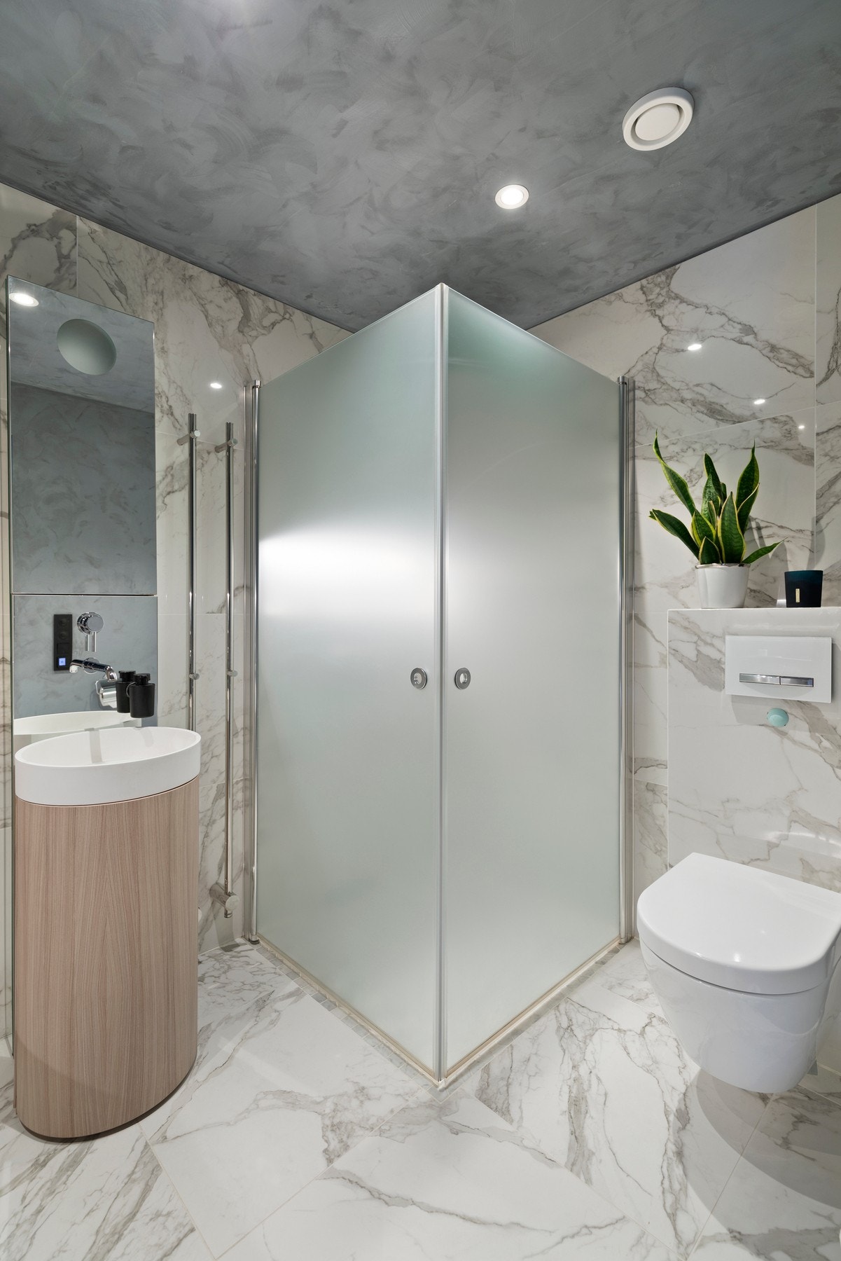 Rommet er videre utstyrt med varmekabler i gulv, spotlights i himling, samt vegghengt toalett med kullfilterfunksjon som renser luften. Galleribilde