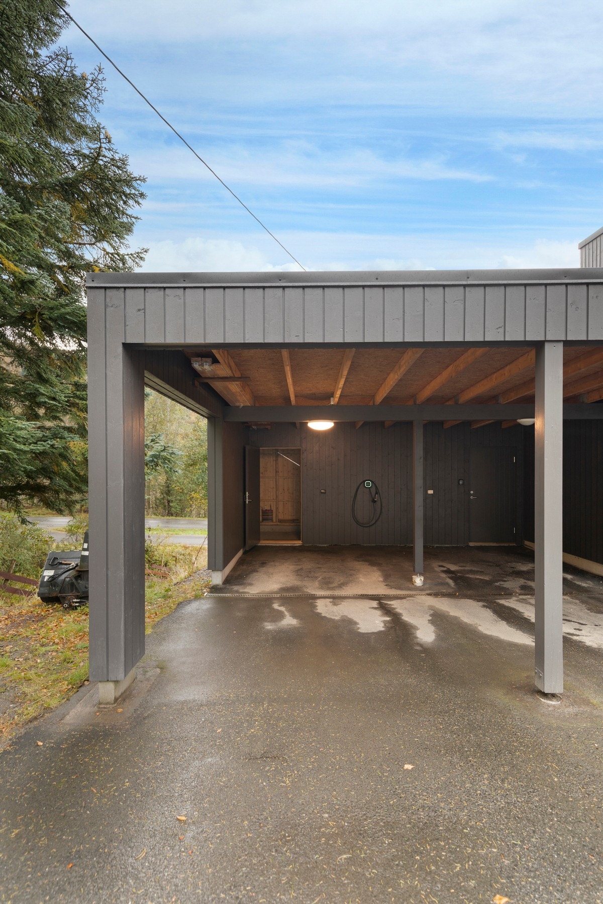 Carporten er på 16 kvm. Montert Wallbox smart elbil-lader med tilhørende sportsbod i bakkant på 5 kvm. Galleribilde