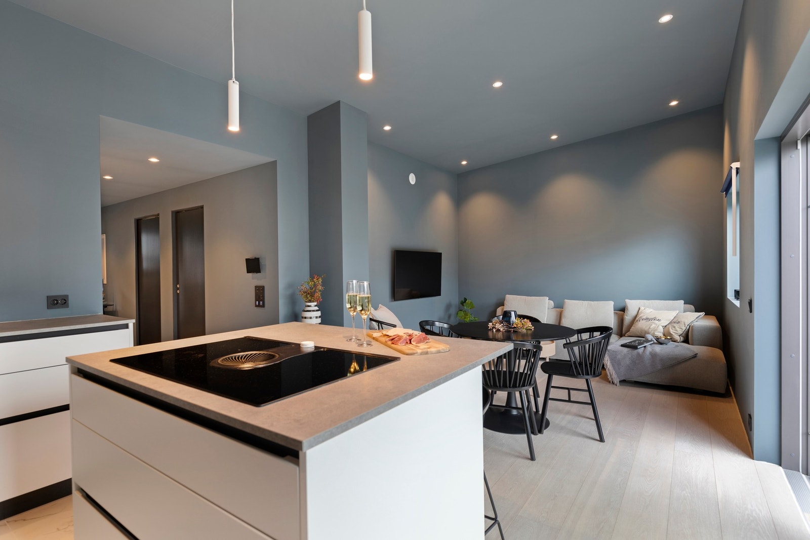 Rommet har god takhøyde, belysning fra spotlights, varme i gulv og pipe med muligheter for montering av ildsted. Galleribilde