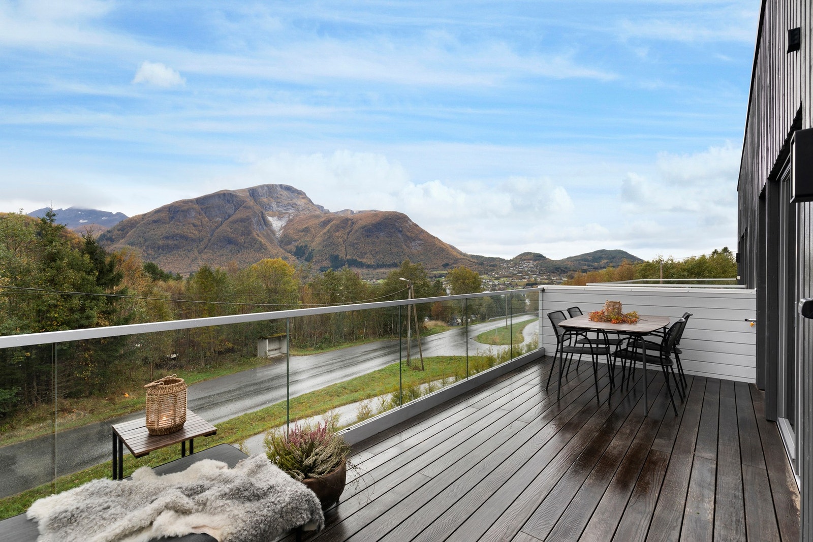 Fra balkongen er det flott utsikt og gode solforhold. Galleribilde