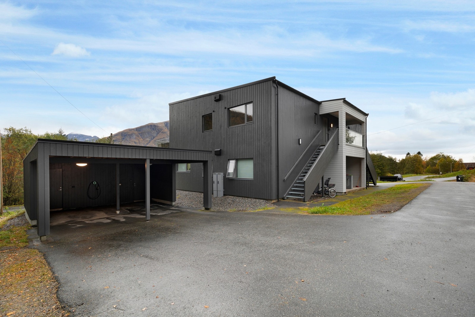 Leiligheten har enkel adkomst fra carport. Galleribilde