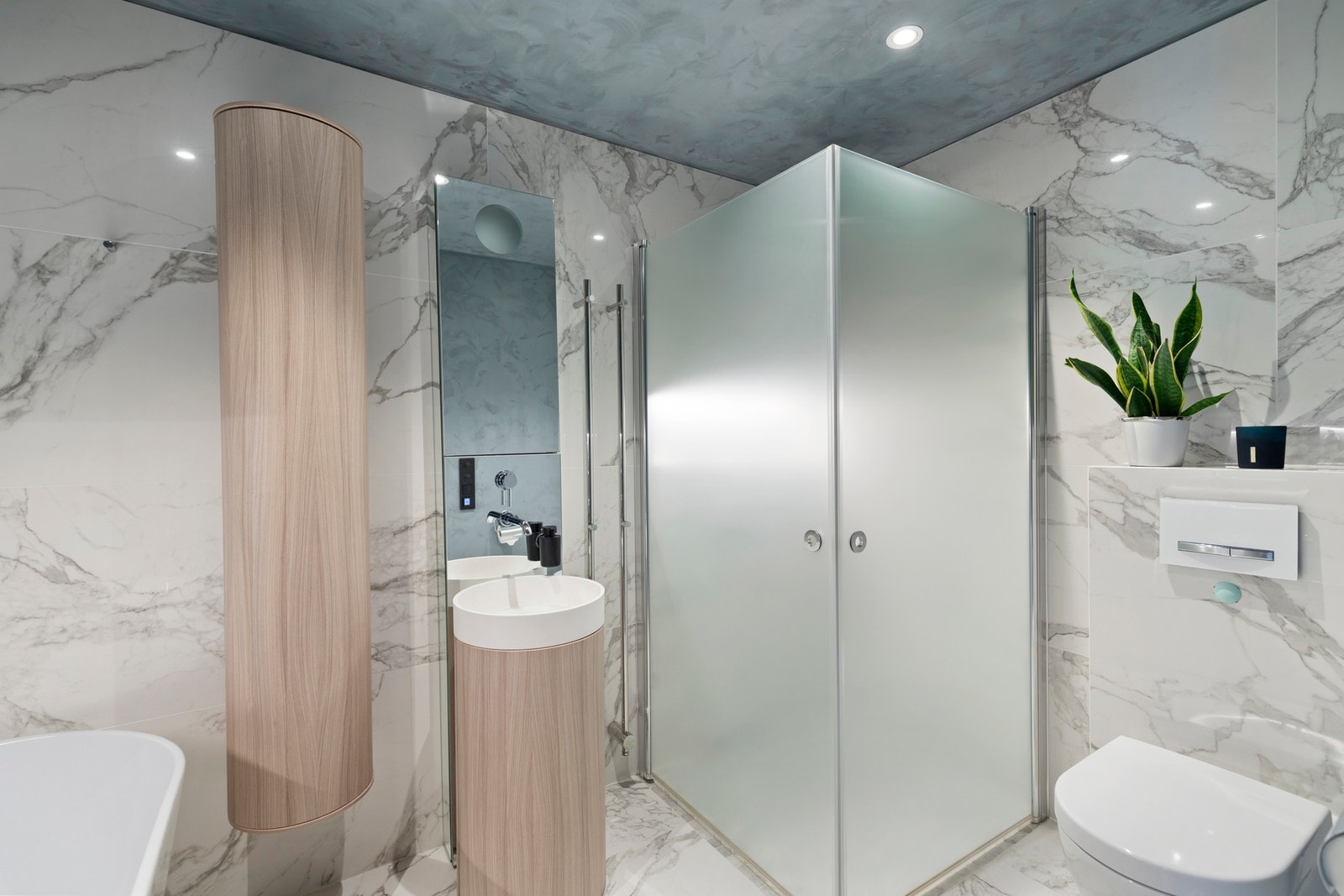 Lekkert bad med marmorflis på gulv og flis/kalkmaling på vegger og himling. Galleribilde