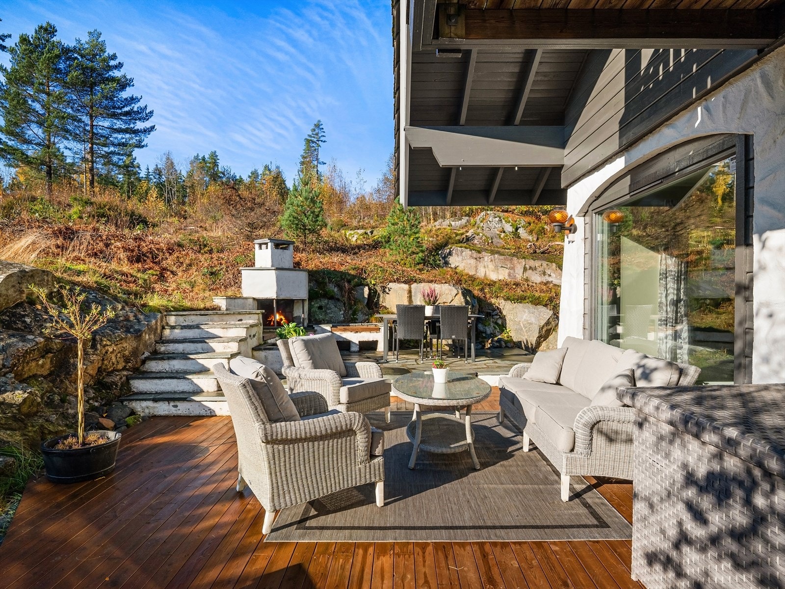 utvendig peis og mange sitteplasser Galleribilde