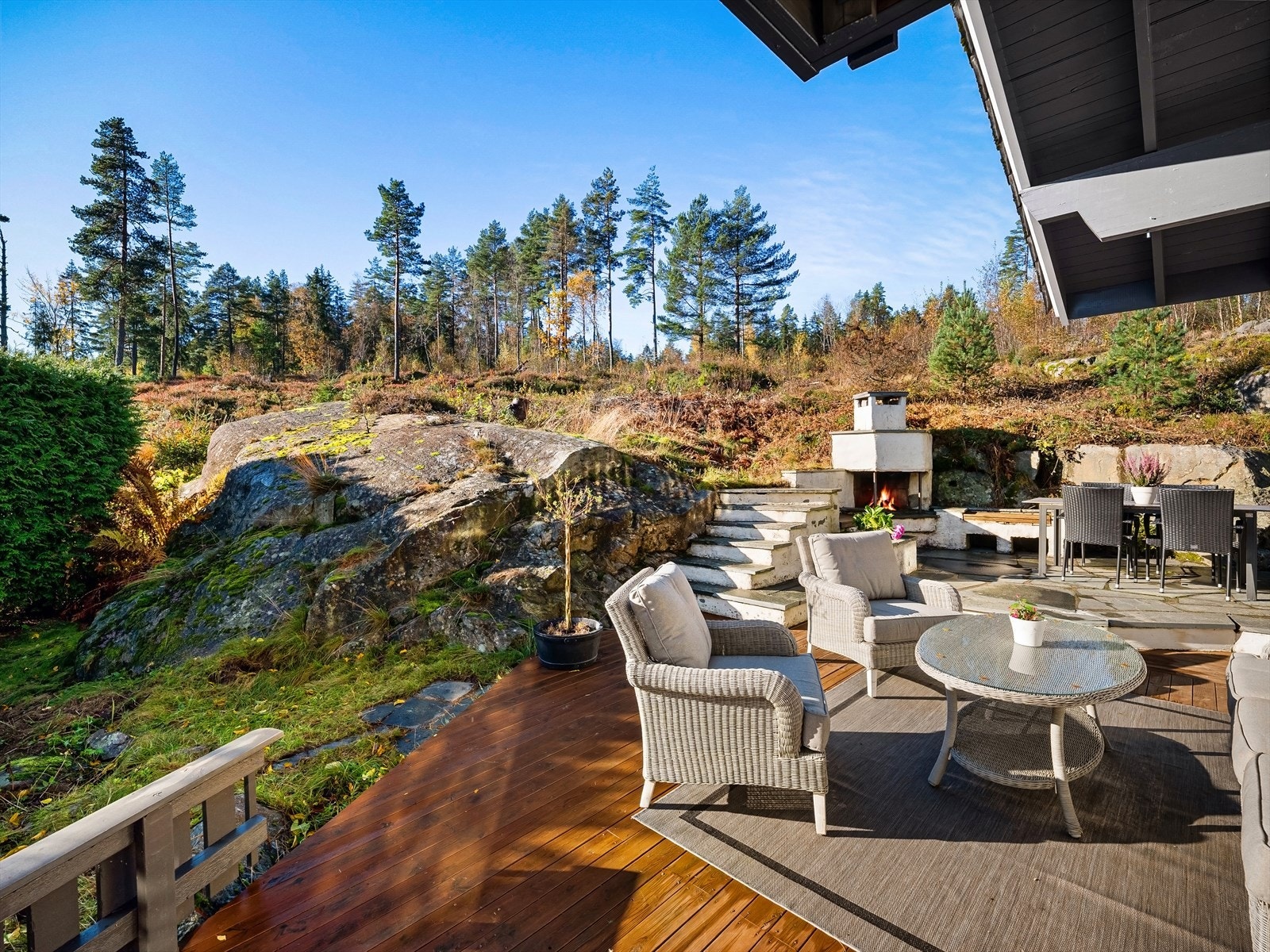 Flott natur og stor terrasse perfekt for varme dager Galleribilde