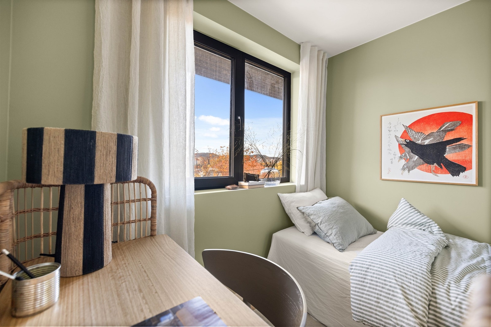 Det er plass til både seng og pult på soverommet . (Bilde er fra 26 A med identisk standard og speilvendt planløsning). Galleribilde