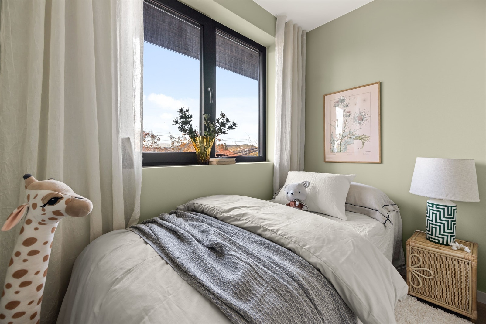 Boligens tre soverom er alle praktisk plassert i samme etasje. (Bilde er fra nabohuset med identisk standard og speilvendt planløsning). Galleribilde