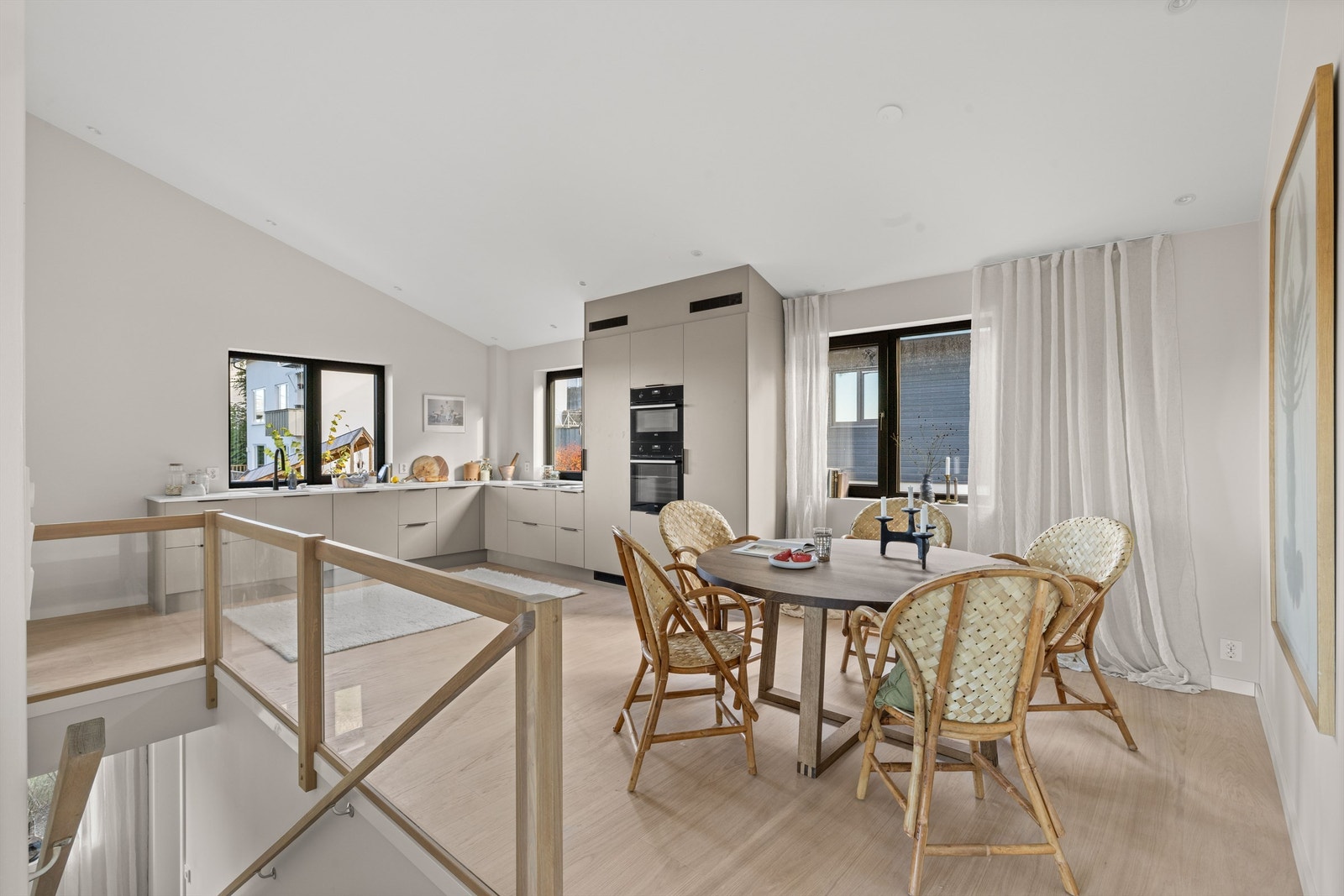 Hovedetasjen inneholder en stor stue og kjøkken i åpen løsning, og det store oppholdsrommet blir raskt hjertet i huset. (Bilde er fra nabohuset med identisk standard og speilvendt planløsning). Galleribilde