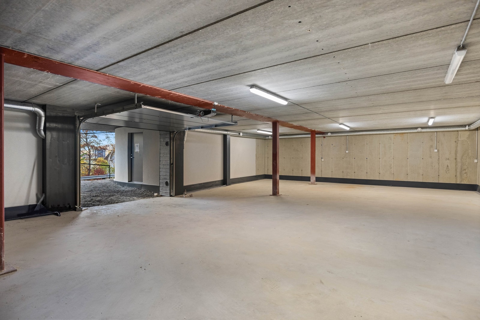 Det medfølger en garasjeplass til hver bolig med infrastruktur for å installere el-billader. Galleribilde