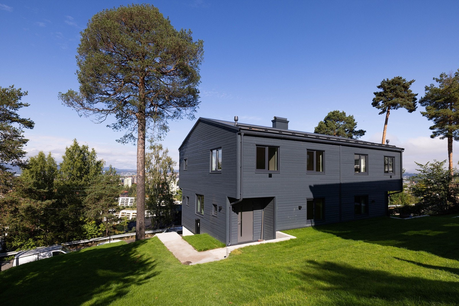 Innholdsrik familiebolig med attraktiv beliggenhet. Boligen har flere hyggelige uteplasser hvor solen kan nytes Galleribilde