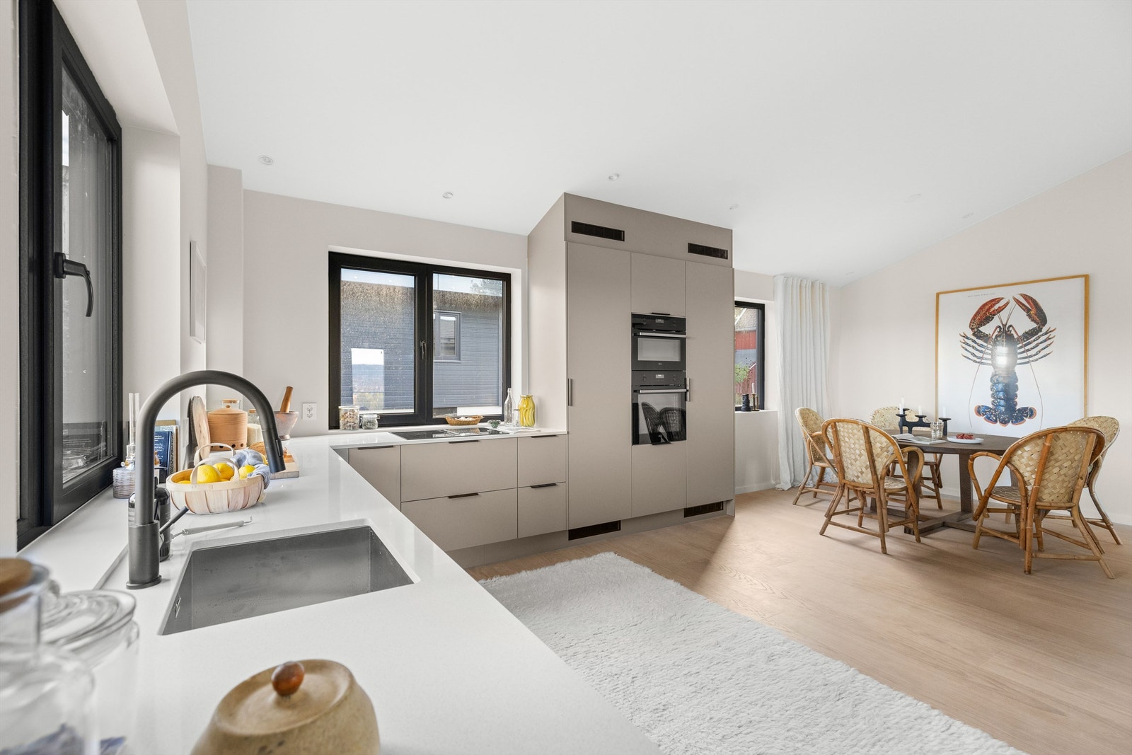 Lekkert HTH-kjøkken med integrerte hvitevarer fra Siemens, AEG og Bosch (Bilde er fra 26 A med identisk standard og speilvendt planløsning). Galleribilde