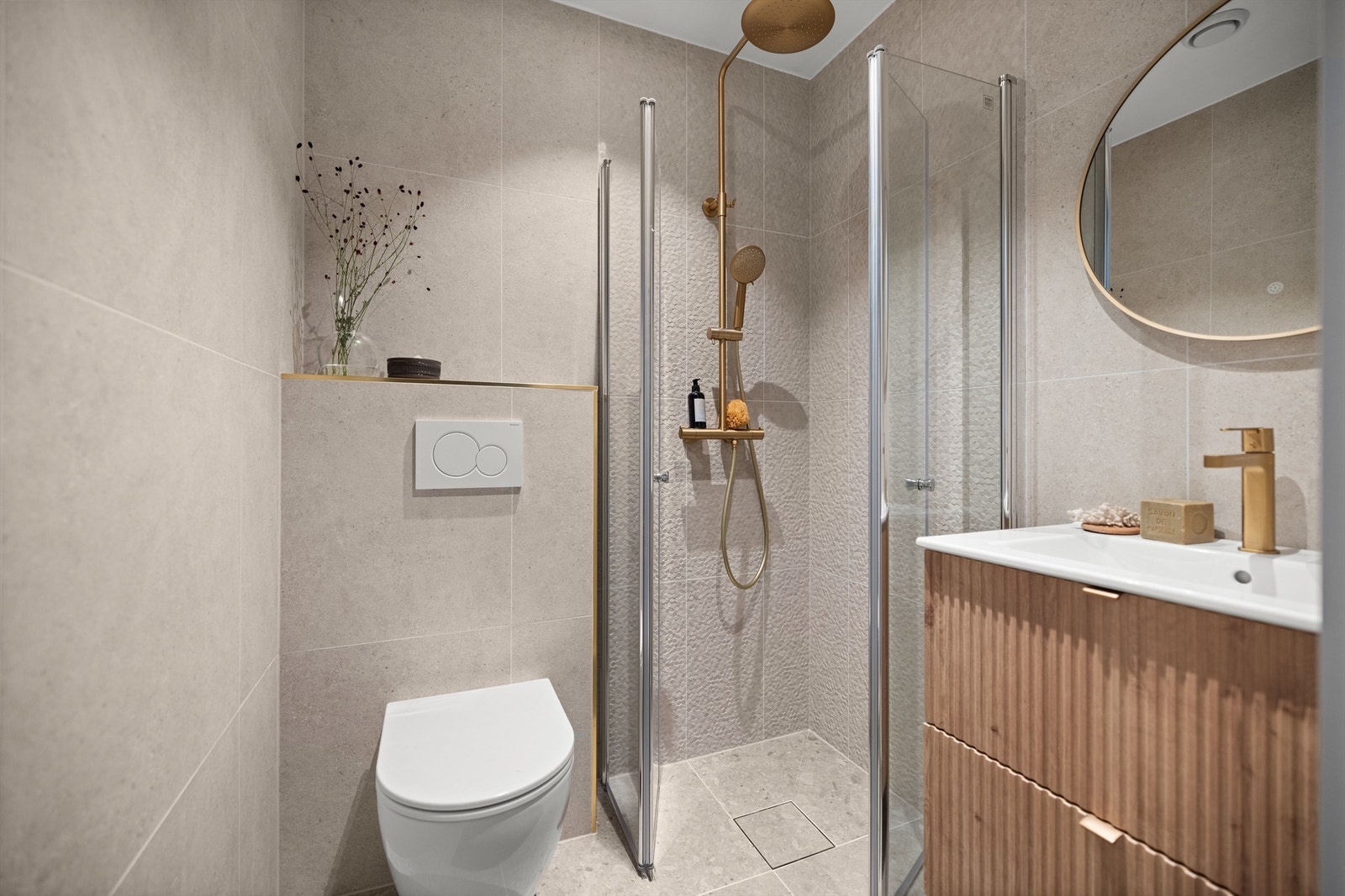 Boligens 1.etasje inneholder to pent flislagte bad med varmekabler i gulvet. (Bilde er fra nabohuset med identisk standard og speilvendt planløsning). Galleribilde