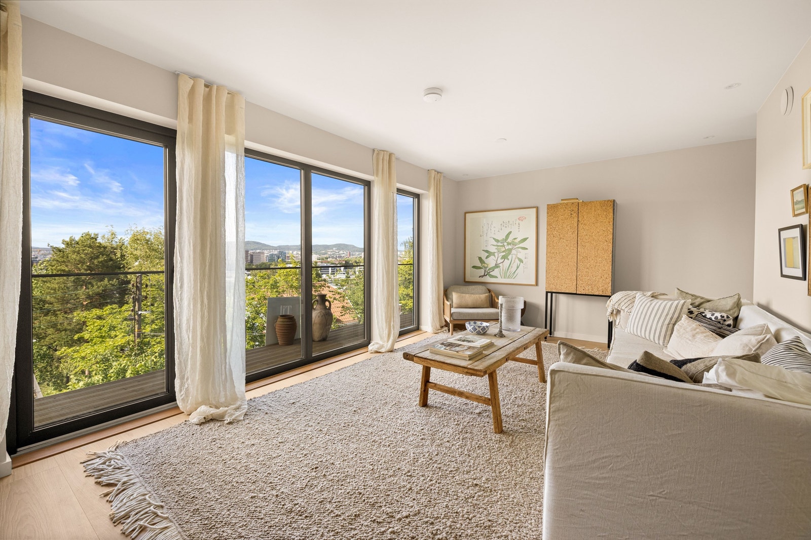 Store vindusflater som slipper inn rikelig med naturlig lys i stuen. (Bilde er fra 26 A med identisk standard og speilvendt planløsning). Galleribilde