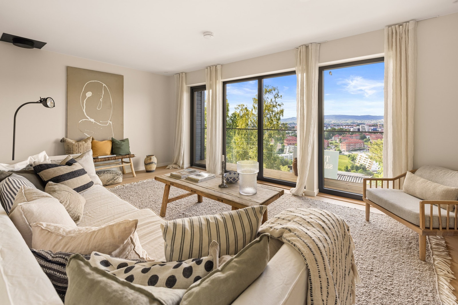 Lys og trivelig stue med flott utsikt. (Bilde er fra 26 A med identisk standard og speilvendt planløsning). Galleribilde