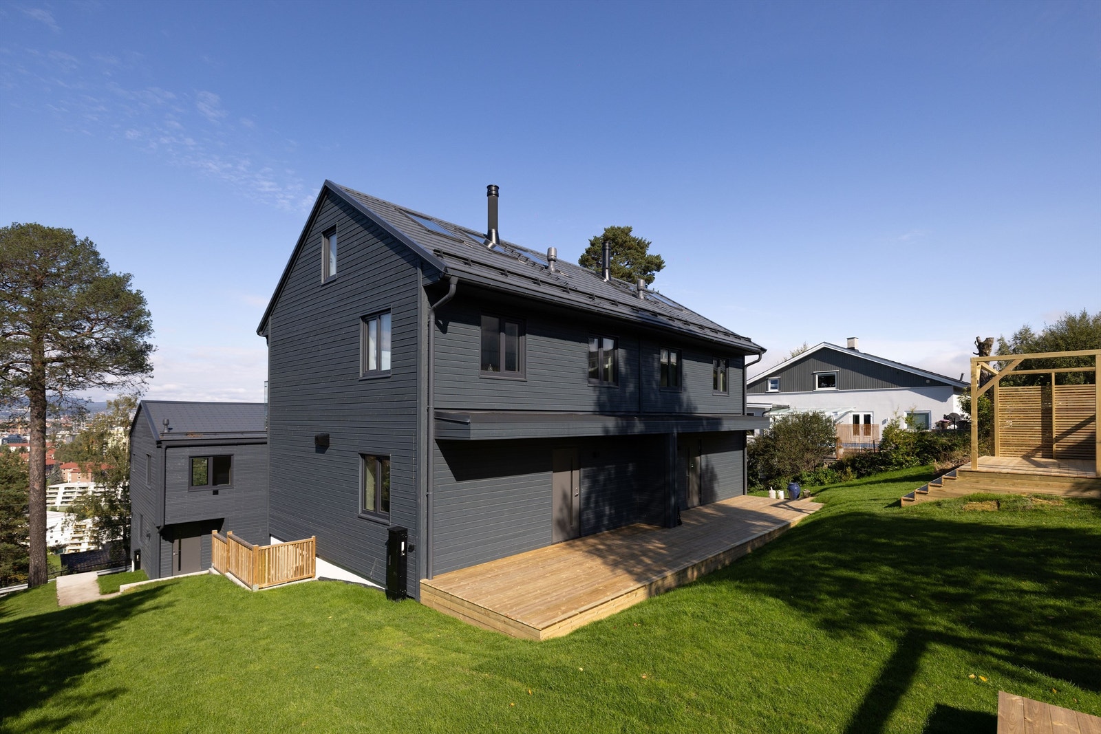 Sameiet består av 4 boliger, fordelt på to vertikaldelte tomannsboliger Galleribilde