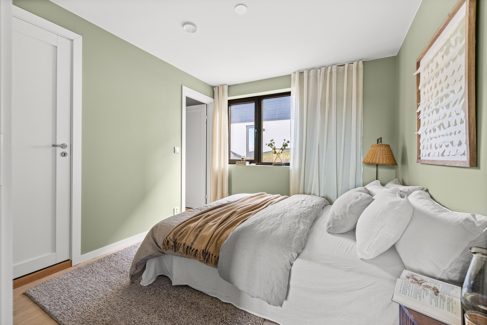 Hovedsoverommet har adkomst til eget bad og omkledningsrom (Bilde er fra nabohuset med identisk standard og speilvendt planløsning). Galleribilde