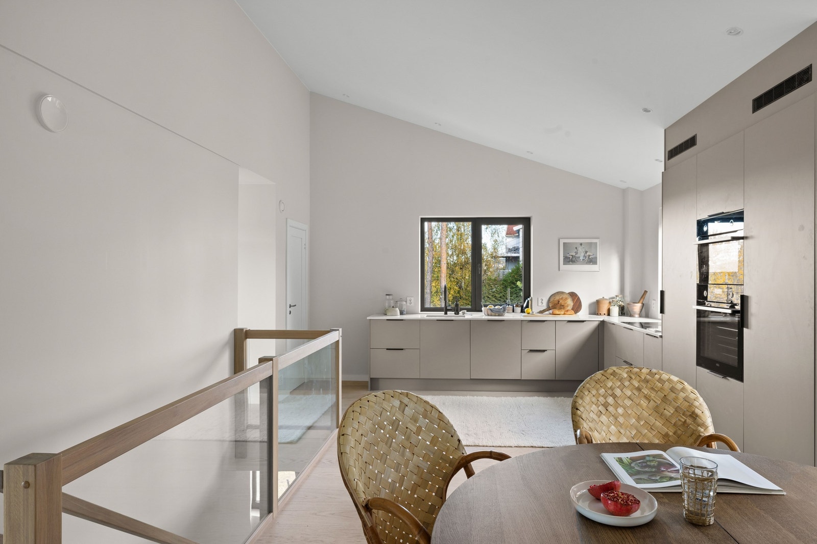 Dette kjøkkenet vil du garantert glede deg over å ta i bruk, her vil hobbykokken trives (Bilde er fra nabohuset med identisk standard og speilvendt planløsning). Galleribilde