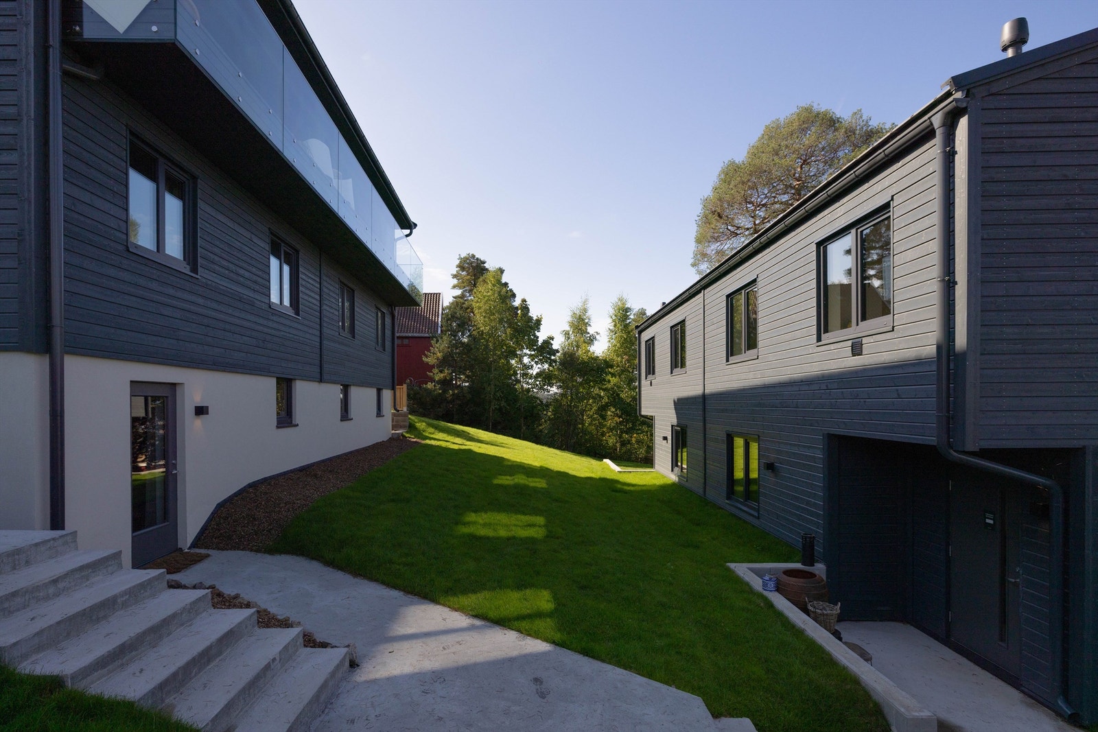 Hvert av husene har eksklusiv bruksrett til del av tomten som illustrert på utomhusplan til vedtektene Galleribilde