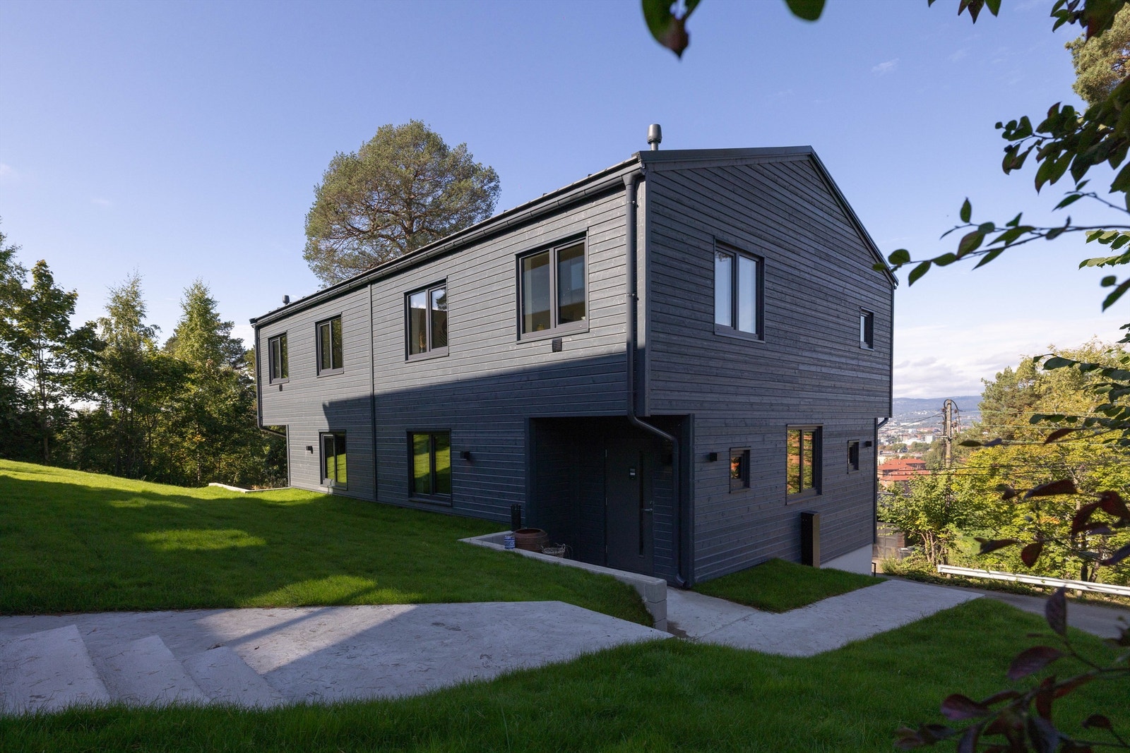 26 B har adkomst via egne trapper på sørsiden av boligen (motsatt side av adkomsten til de øvrige tre boligene) Galleribilde