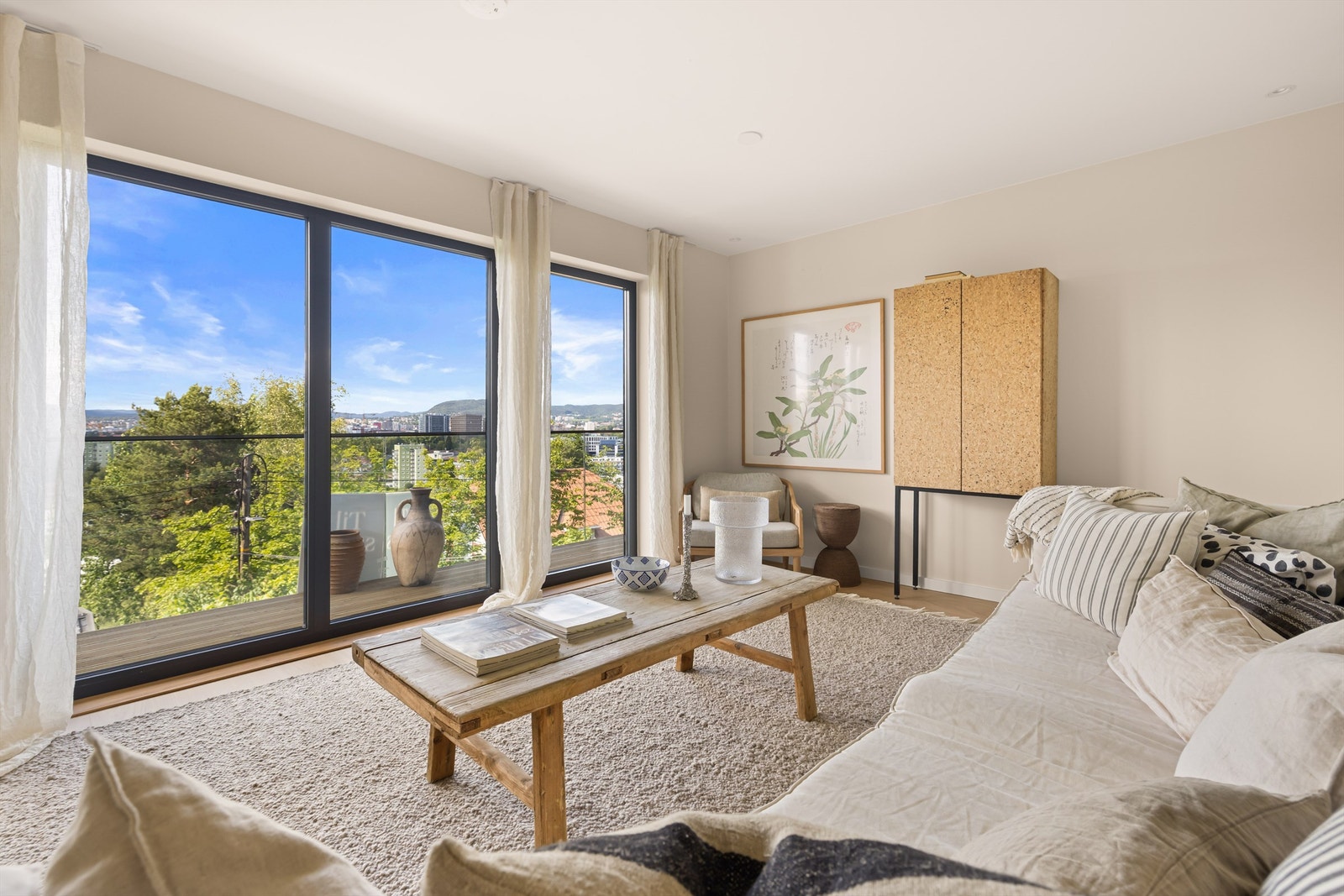 Nydelig utsikt fra stuen. (Bilde er fra 26 A med identisk standard og speilvendt planløsning). Galleribilde