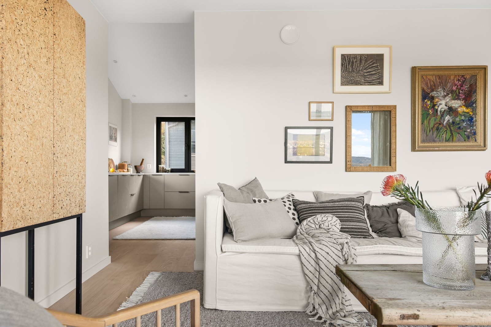 Lys og trivelig stue med god utforming som gjør det enkelt å innrede. (Bilde er fra 26 A med identisk standard og speilvendt planløsning). Galleribilde