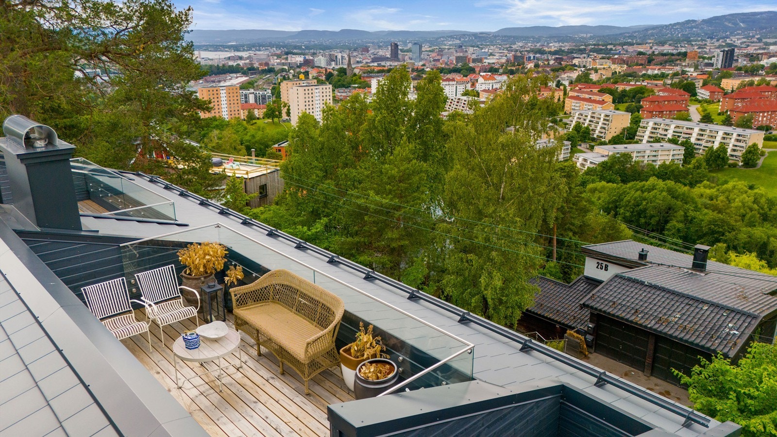 Utsikten fra eiendommen er fenomenal (Bilde er mot 26 A med identisk standard og speilvendt planløsning) Galleribilde