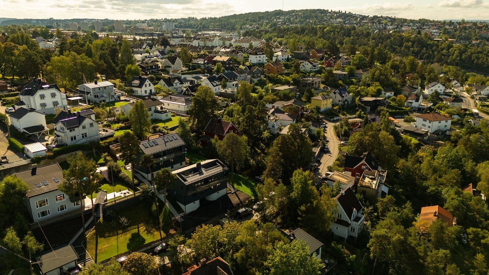Eiendommen ligger høyt og fritt i et ettertraktet boligområde Galleribilde