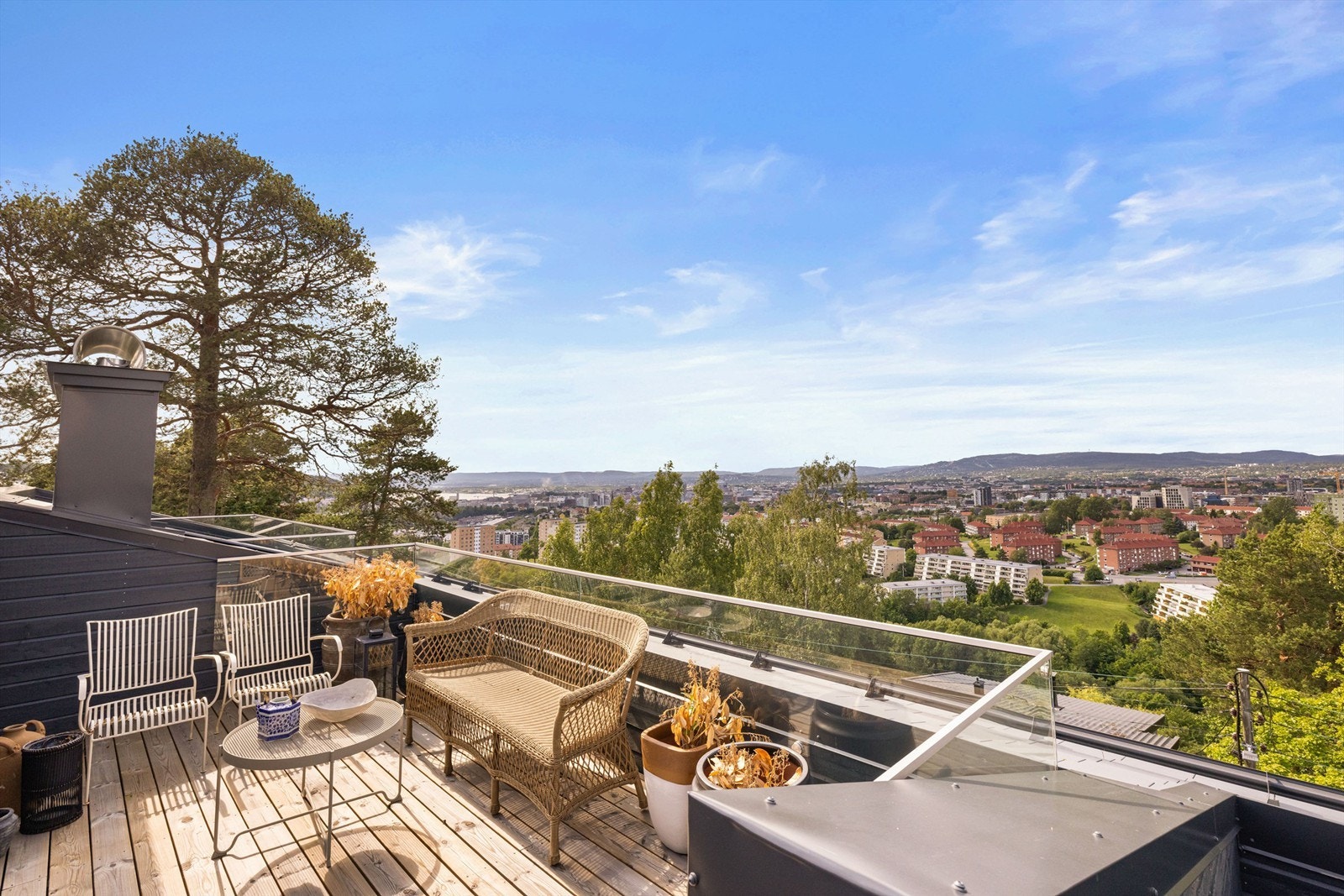 Boligens kanskje fremste kvalitet er alle de flotte uteplassene som man vil få stor glede av gjennom året. (Bilde er fra 26 A med identisk standard og speilvendt planløsning) Galleribilde