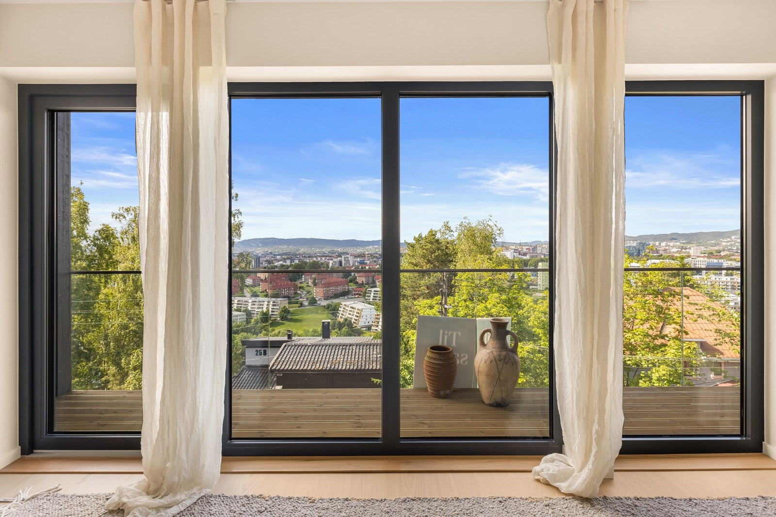 Direkte adkomst til balkong og takterrasse fra stuen (Bilde er fra 26 A med identisk standard og speilvendt planløsning). Galleribilde