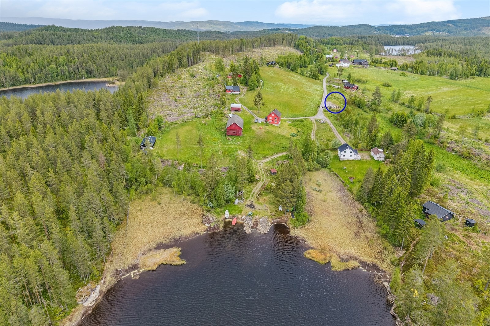 Det er tinglyst adkomstrett frem til hytta. Parkering tidlig vår og sent på høsten gjøres på felles parkeringsplass( se ring). Galleribilde