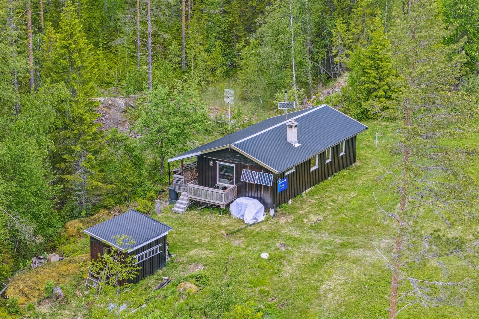 Hytta har solcellepanel. Galleribilde