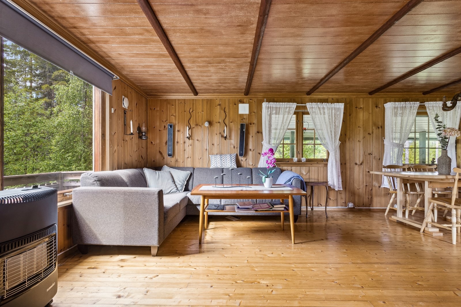 Stuen gir deg den koselig hyttefølelsen. Frittstående gassovn vil medfølge. Galleribilde