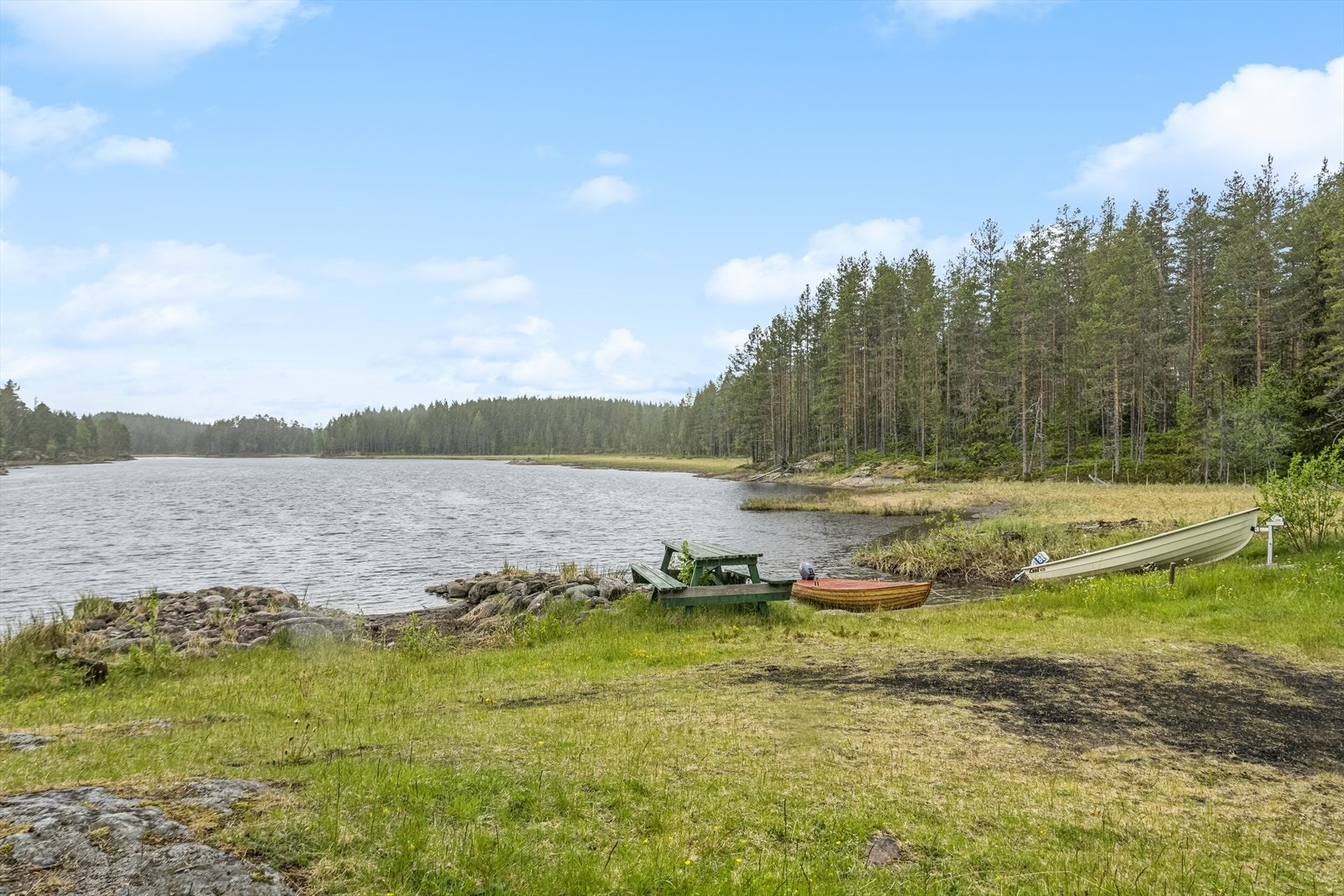 Fjorda har sammenhengende, idylliske skogsvann som henger sammen med smale sund og kanaler. Galleribilde