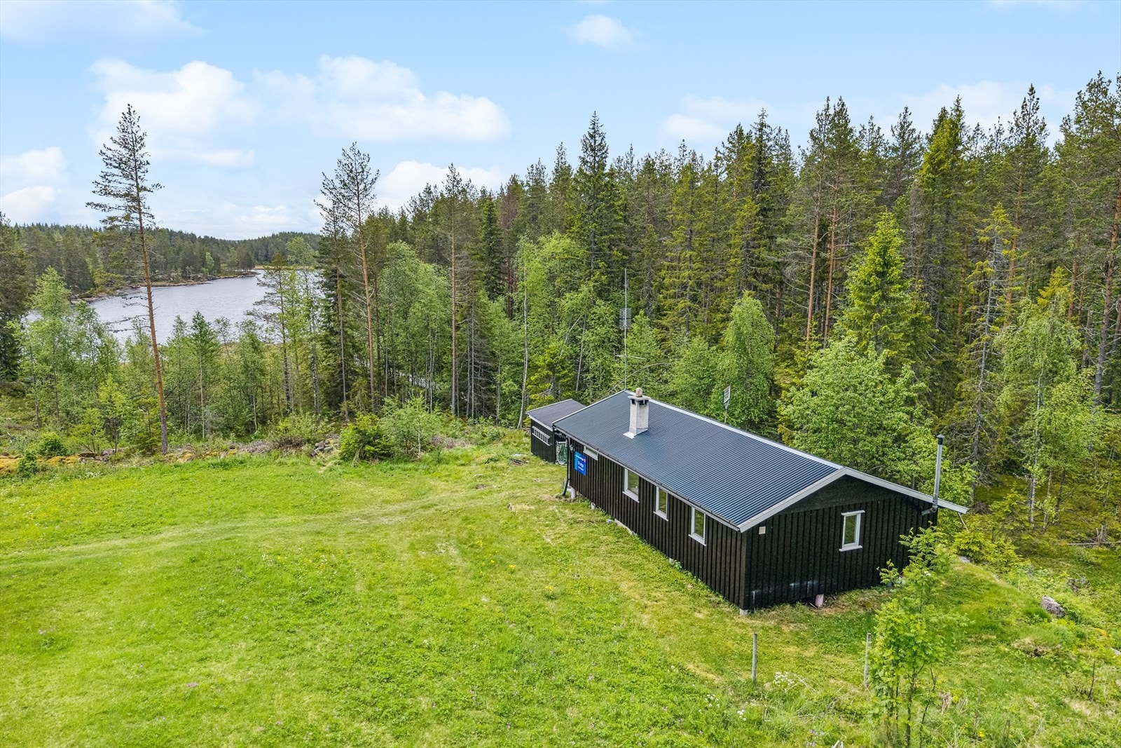 Sevaldrudvegen 21 er en koselig fritidsbolig med fin beliggenhet på Fjorda. Galleribilde