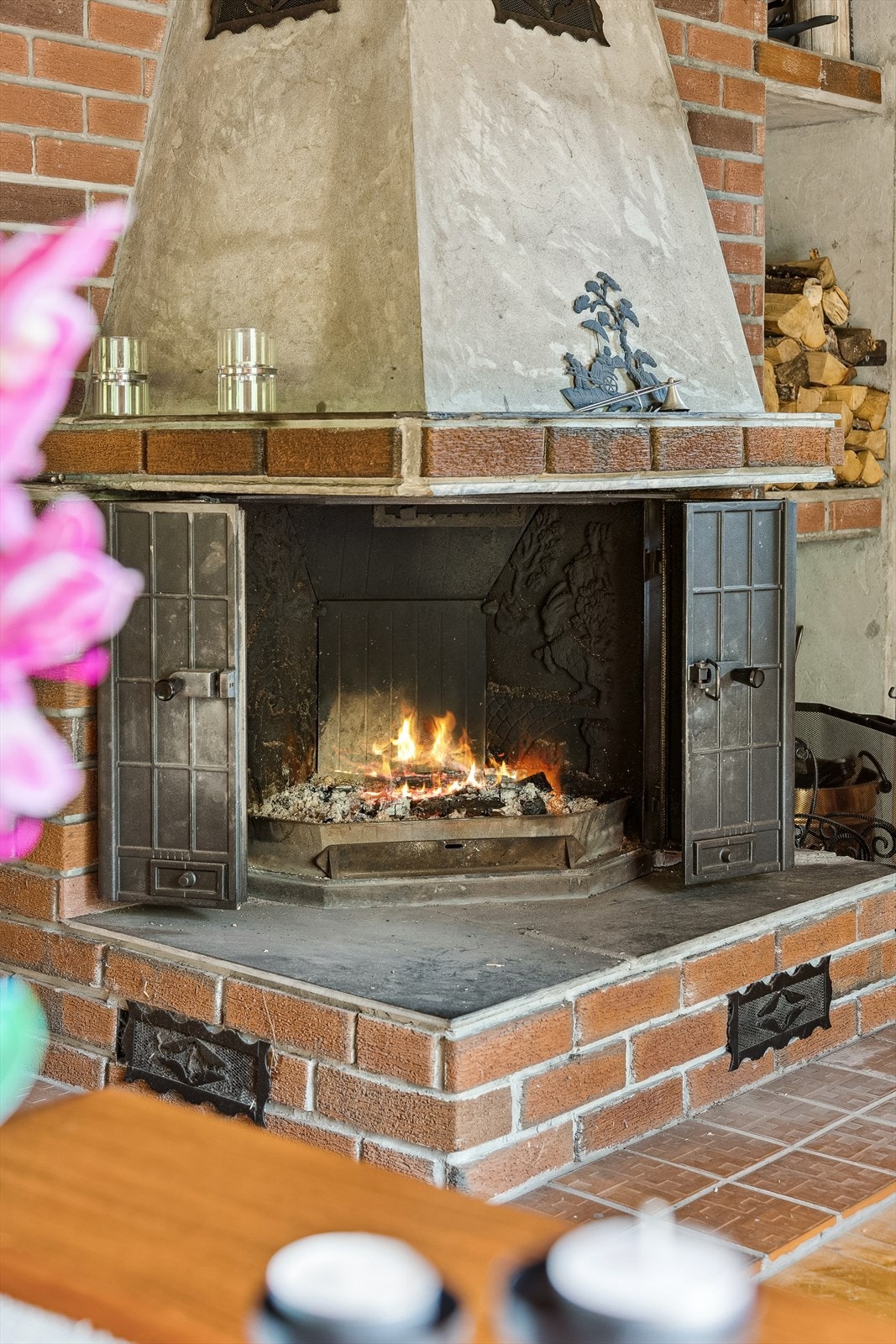 En koselig peis som har en fin plassering i rommet. Galleribilde