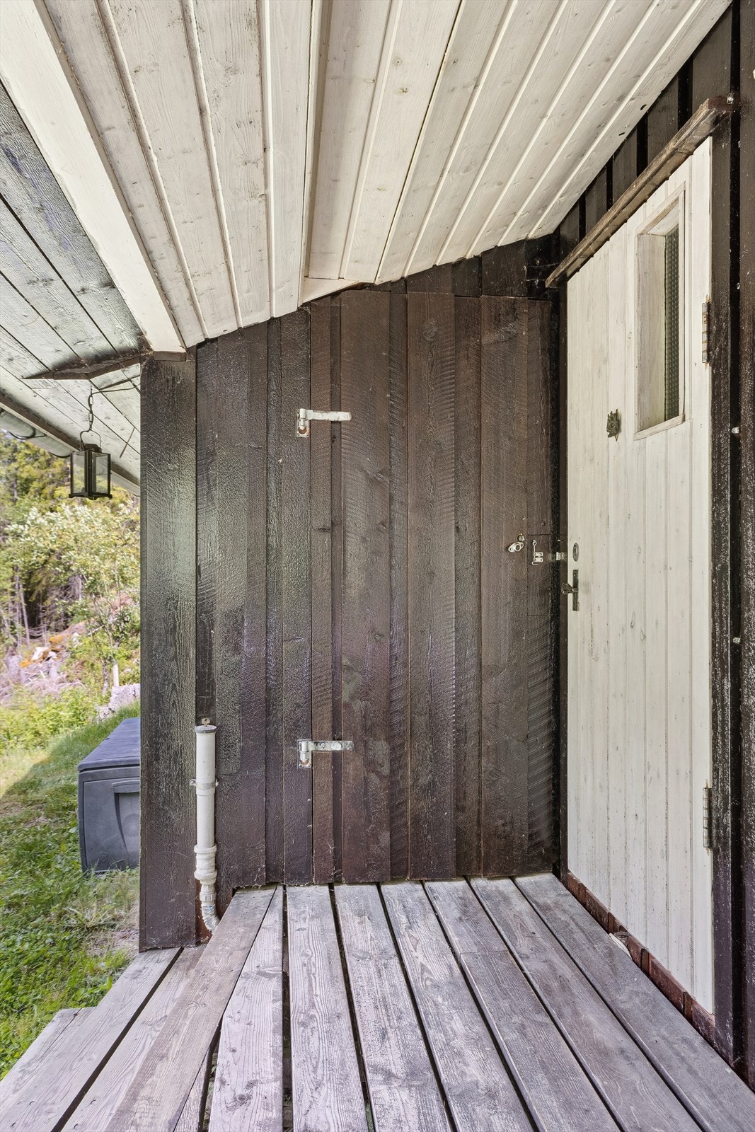 Ved inngangspartiet er det adkomst inn til bod og utedo. Galleribilde