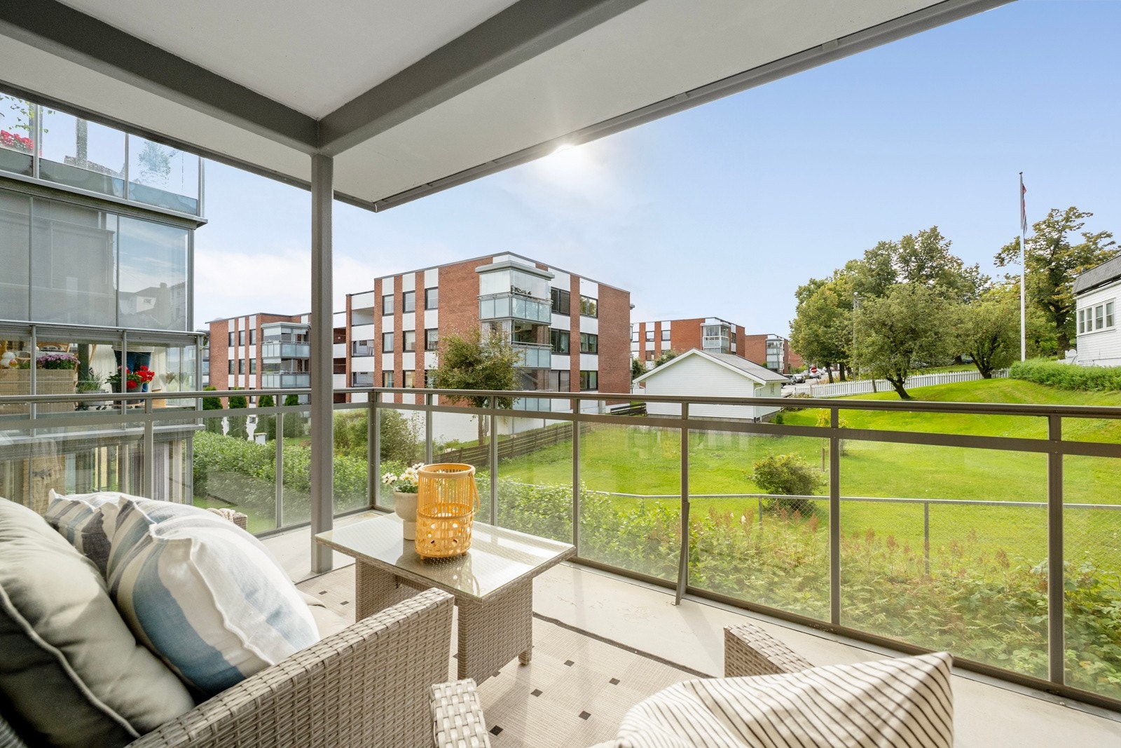 Fin uteplass på overbygd, romslig balkong, ca 13 kvm. Galleribilde