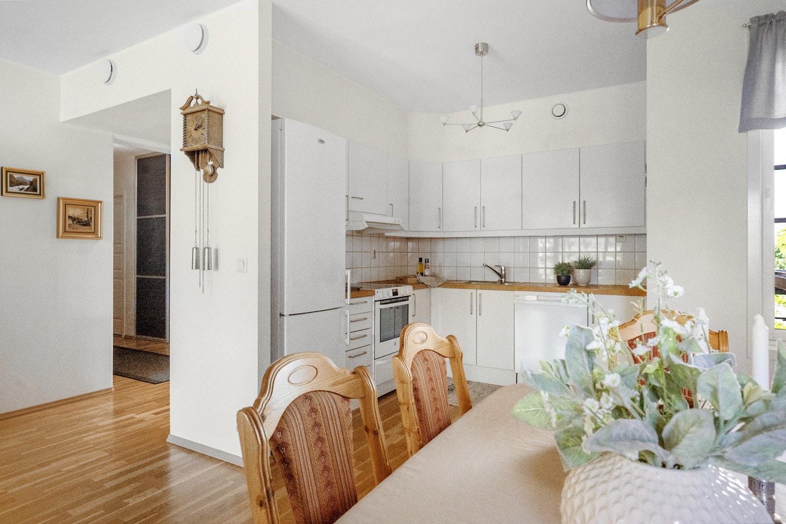 Godt med skap- og benkeplass på kjøkkenet. Galleribilde