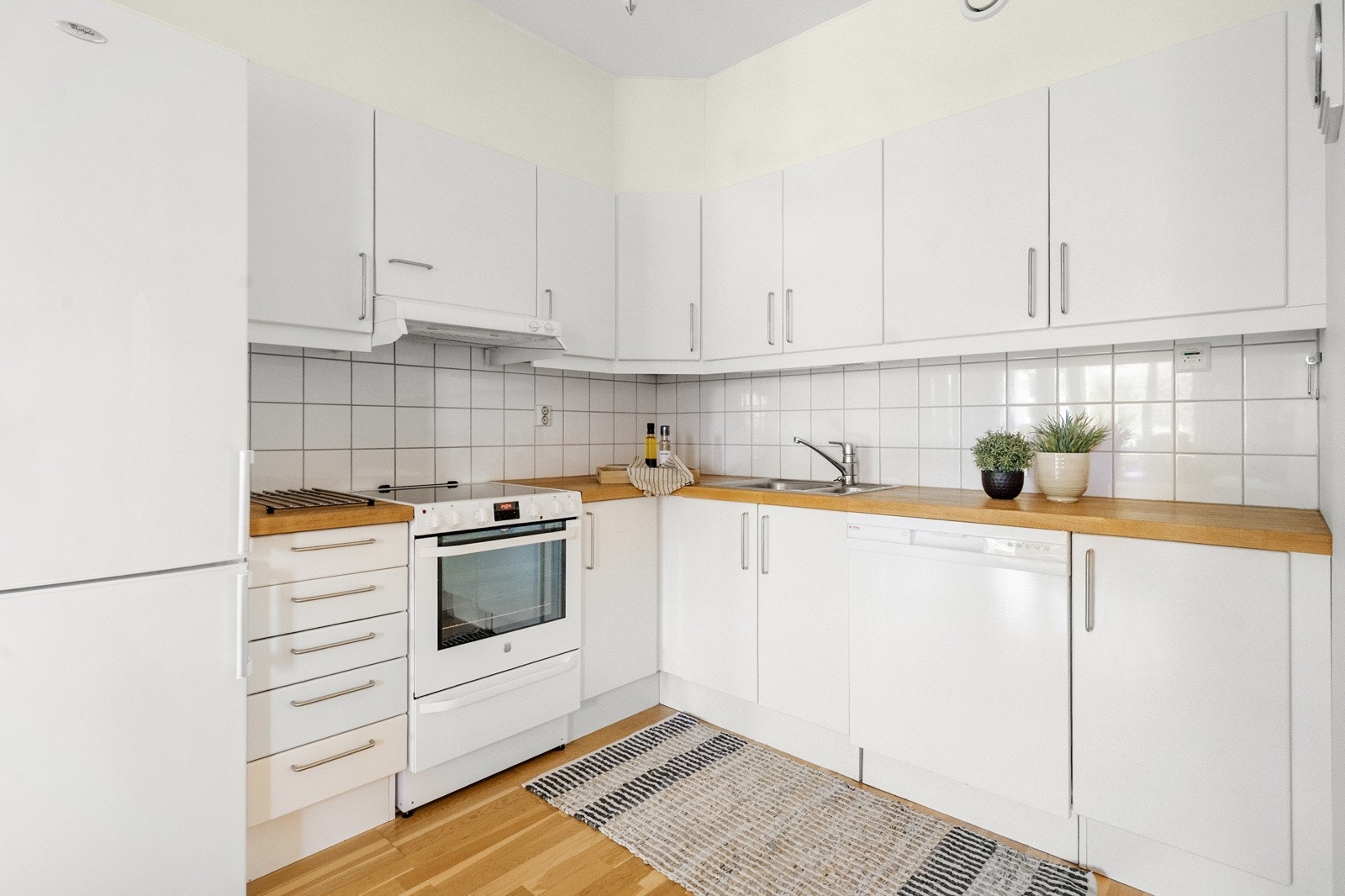 Hvitevarer på kjøkkenet kan medfølge i handelen. Galleribilde