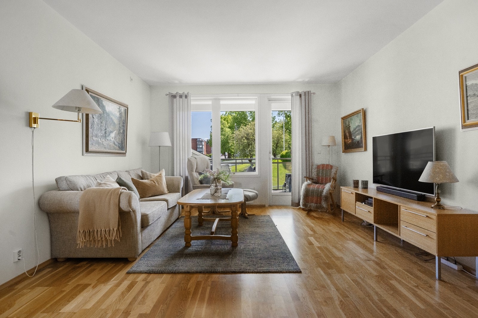 Romslig stue med utgang til balkongen. Galleribilde