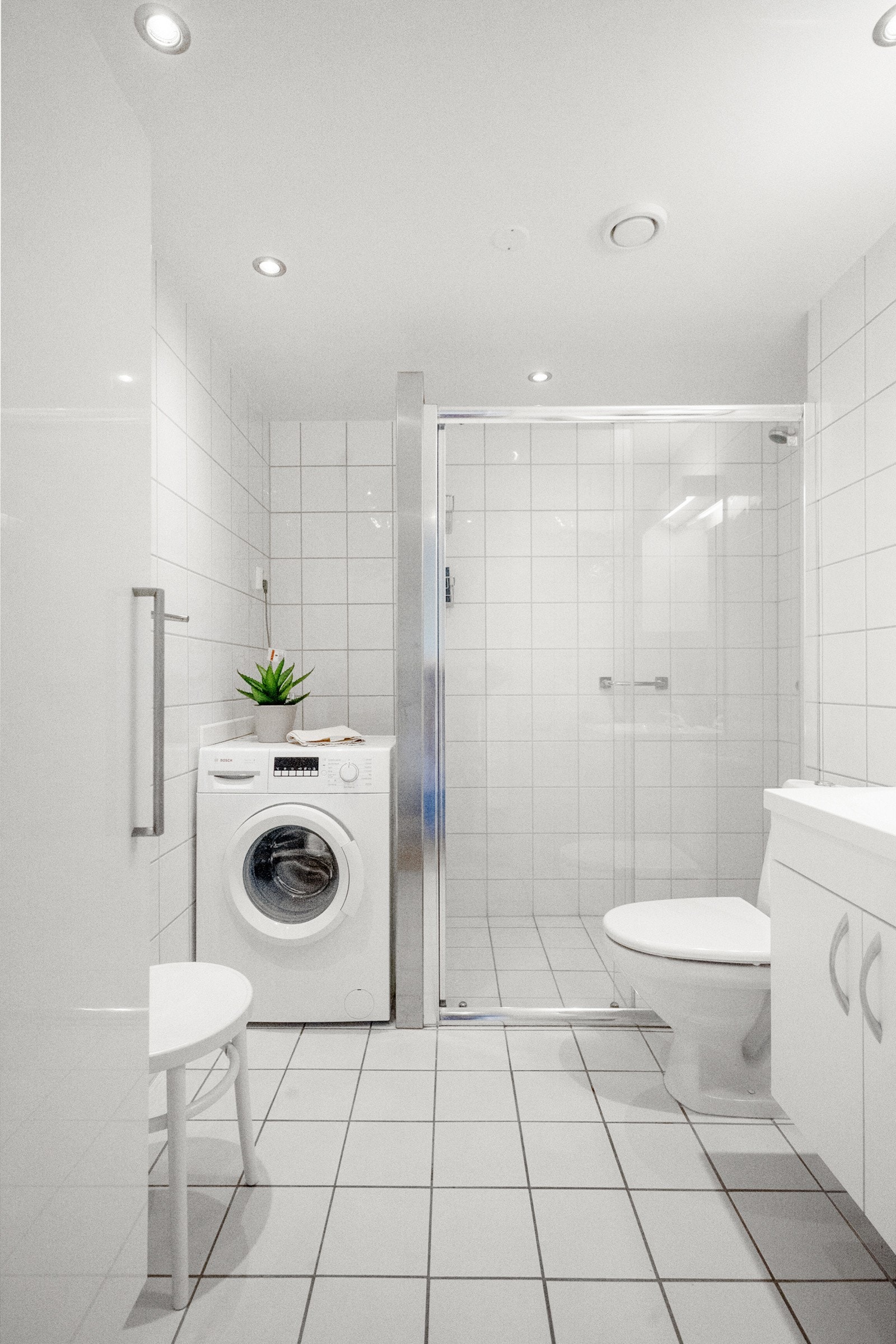 Opplegg for vaskemaskin på badet. Galleribilde